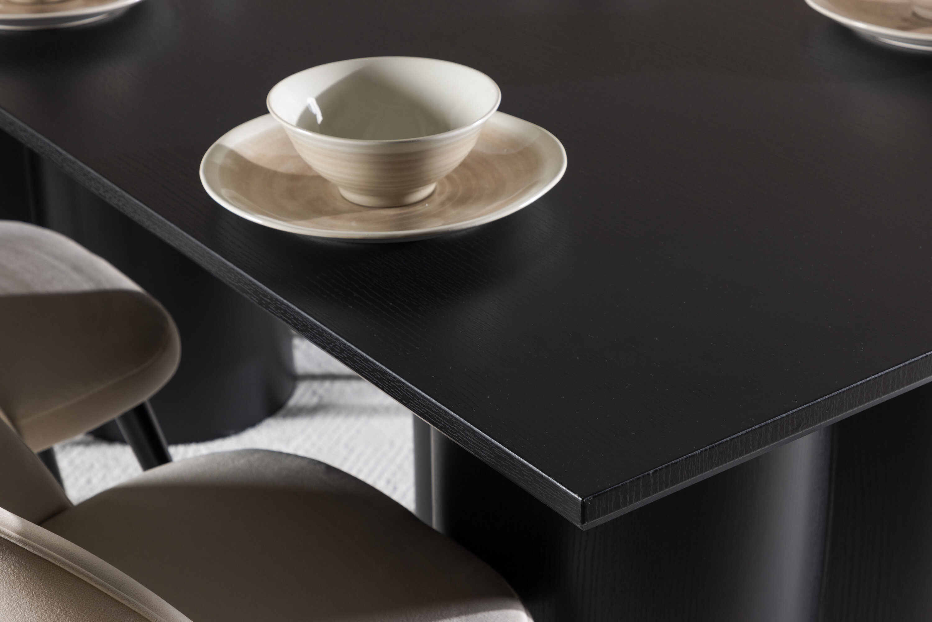 Olivia, Velvet ensemble repas rectangulaire noir, beige en situation dans une pièce décorée