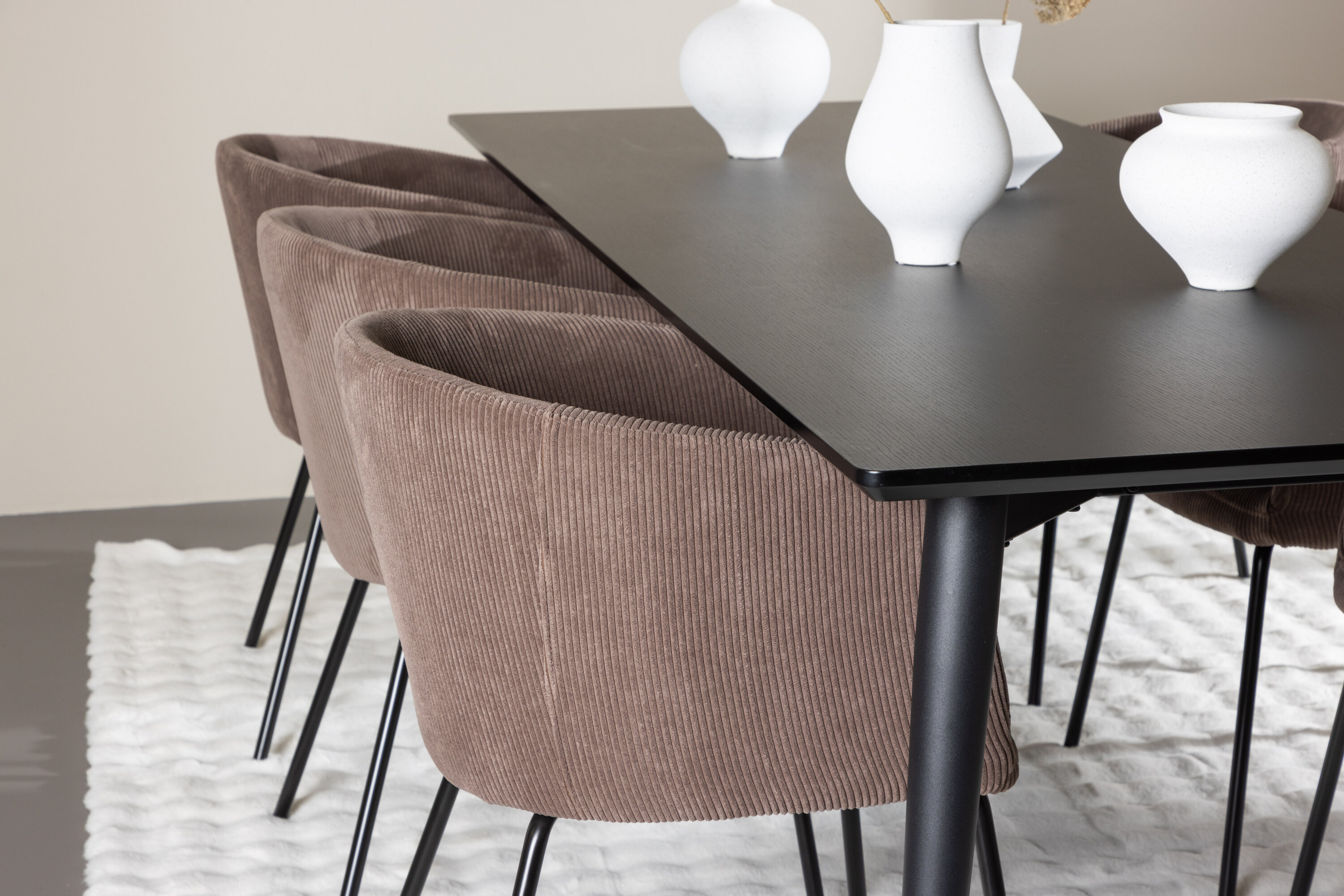 Ellis, Berit ensemble repas rectangulaire noir, marron en situation dans une pièce décorée