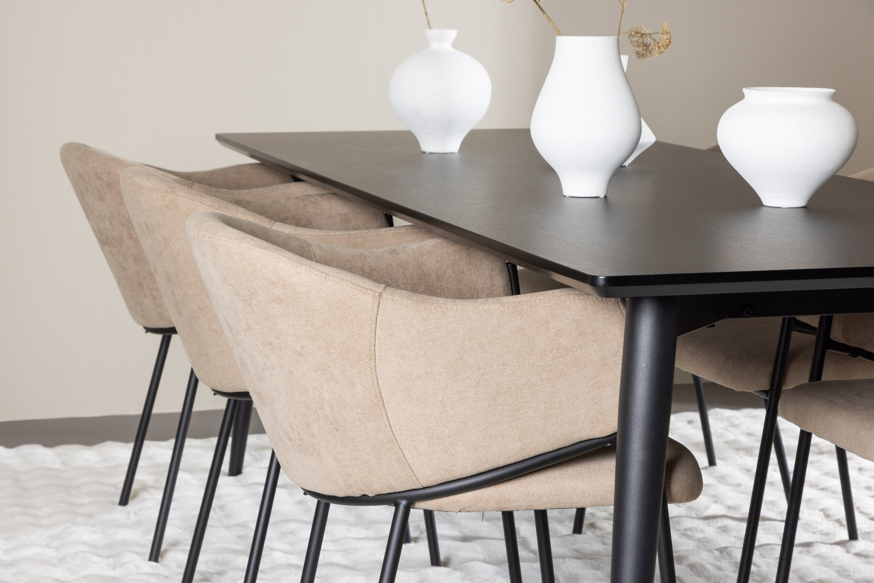 Ellis, Evelina ensemble repas rectangulaire noir, beige en situation dans une pièce décorée