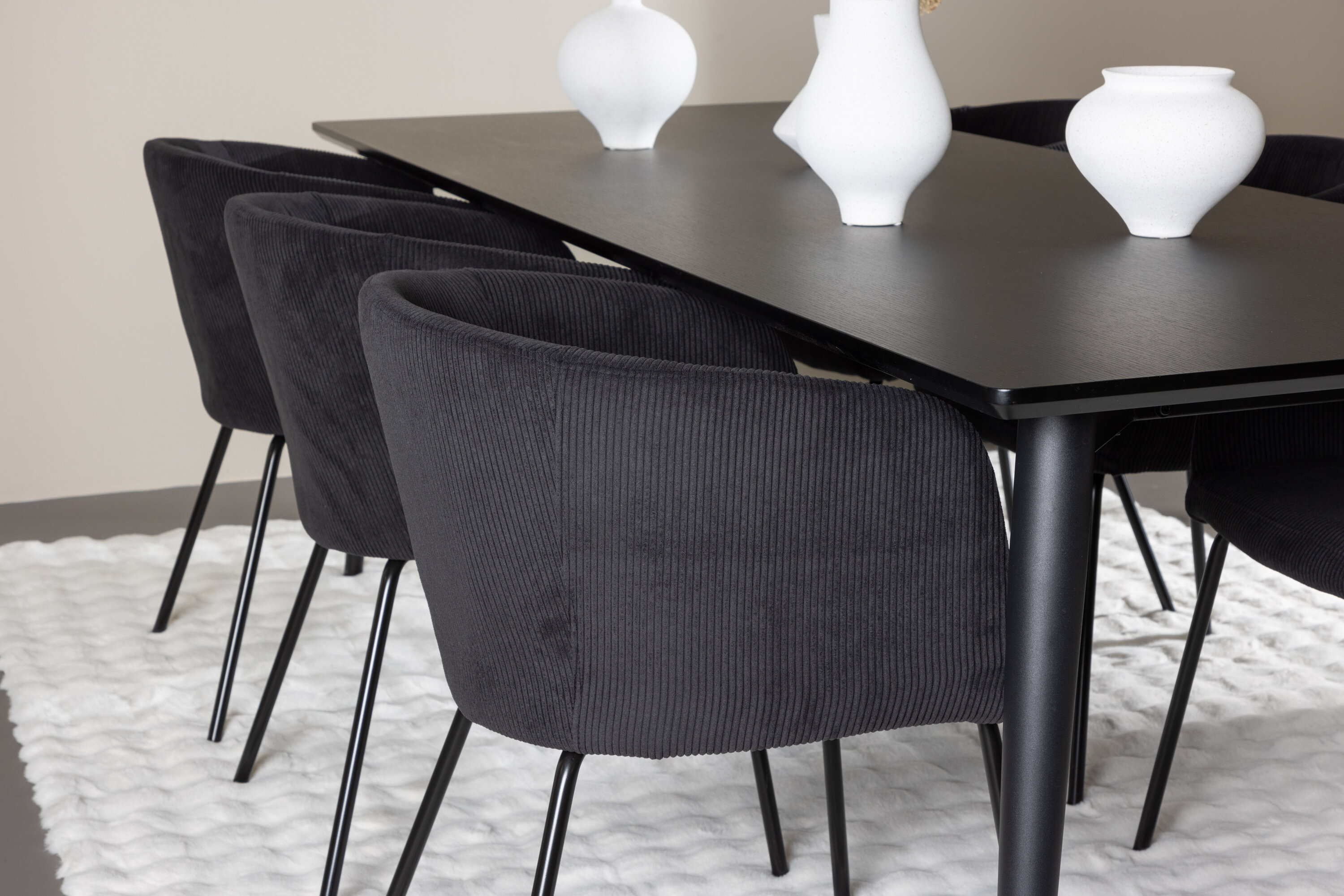 Ellis, Berit ensemble repas rectangulaire noir en situation dans une pièce décorée
