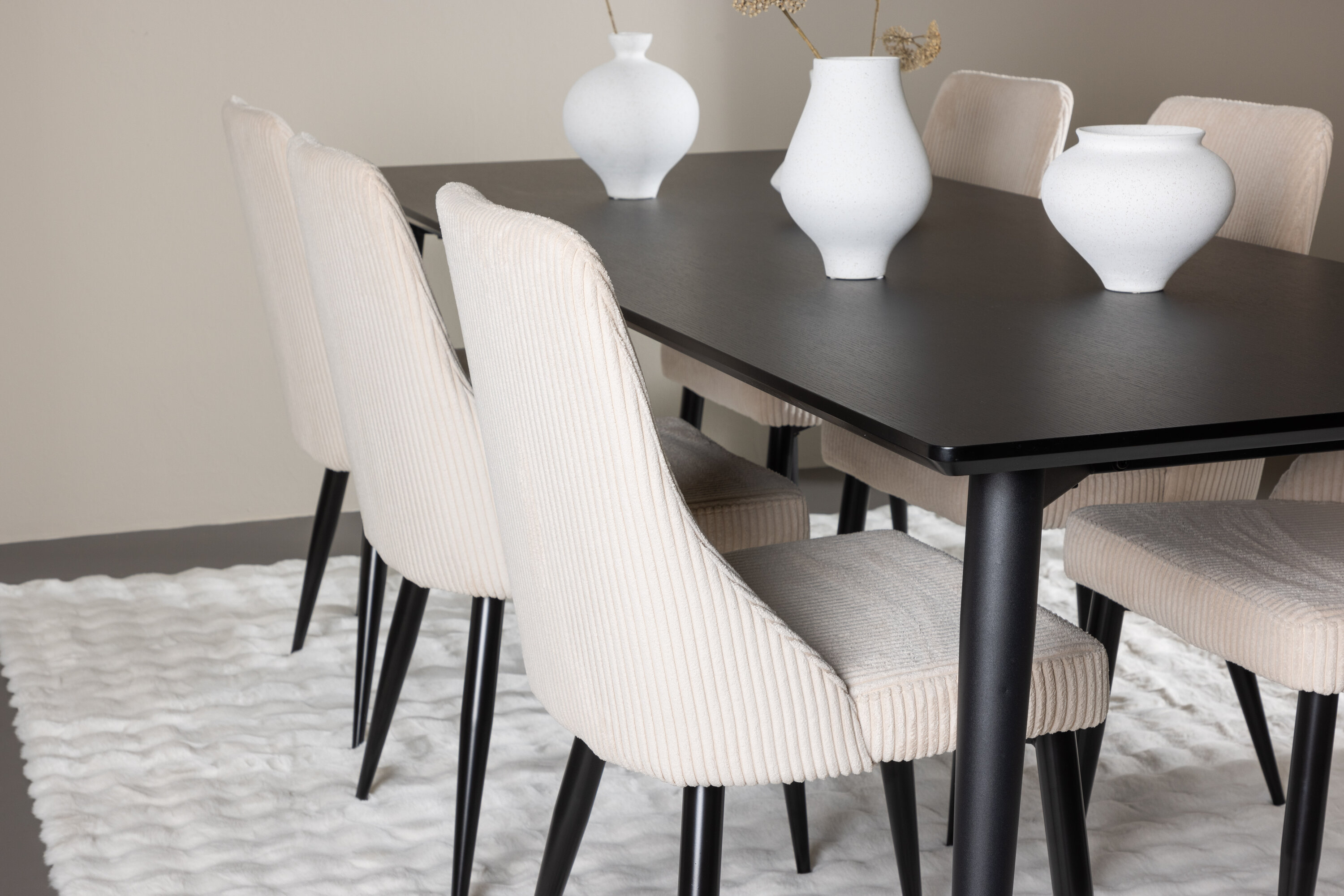 Ellis, Leone ensemble repas rectangulaire noir, beige en situation dans une pièce décorée