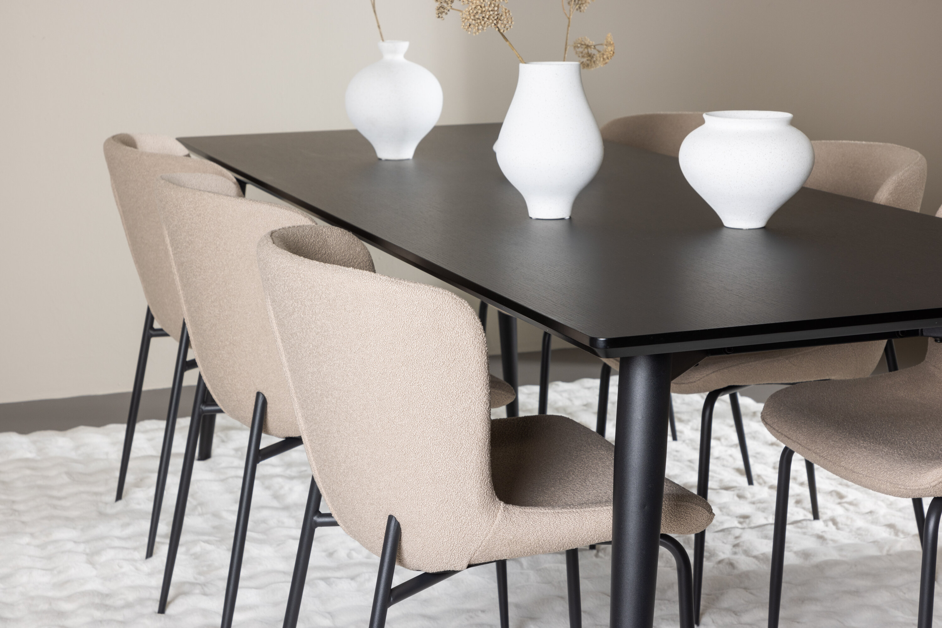 Ellis, Modesto ensemble repas rectangulaire noir, beige en situation dans une pièce décorée