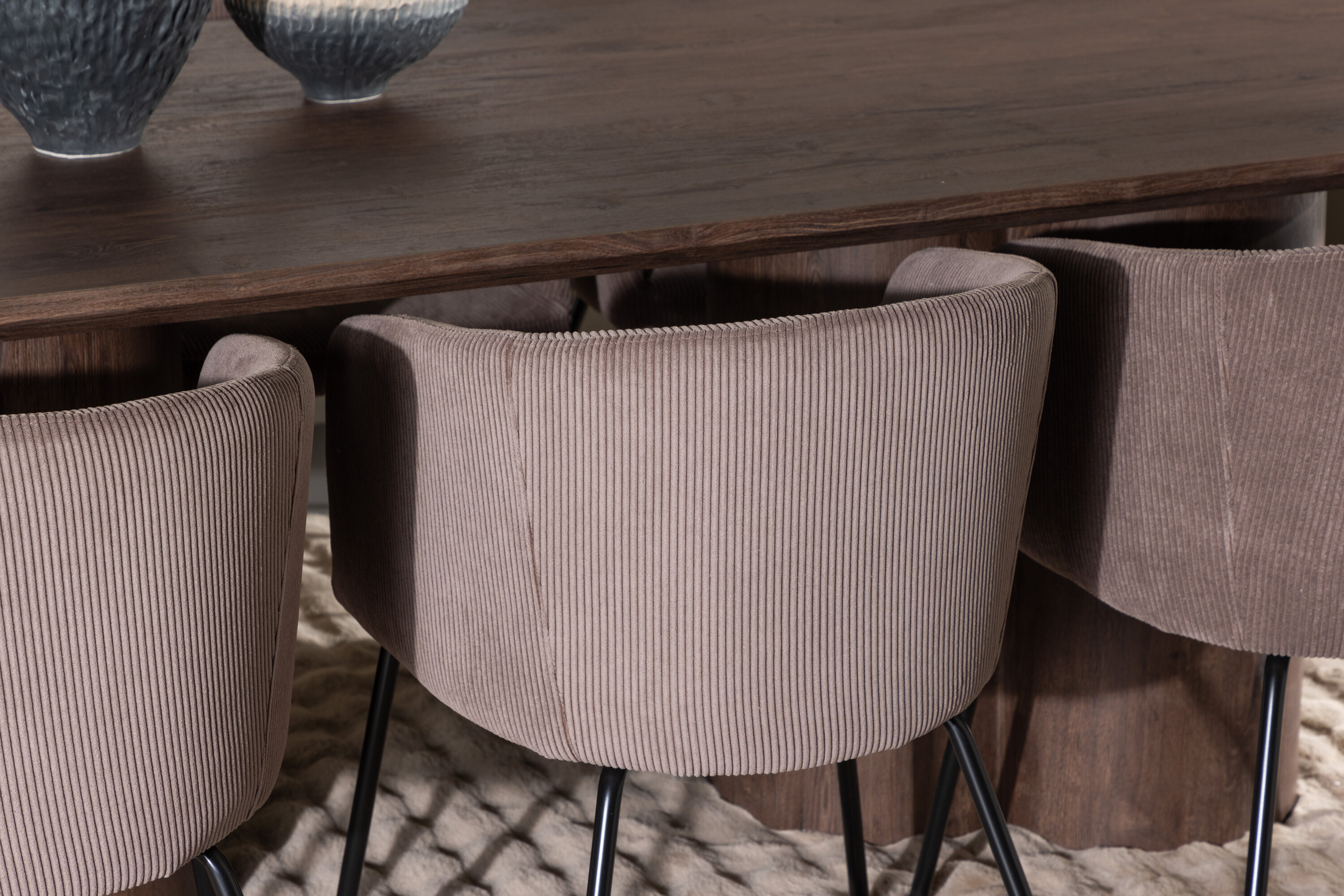 Olivia, Berit ensemble repas rectangulaire moka, marron en situation dans une pièce décorée