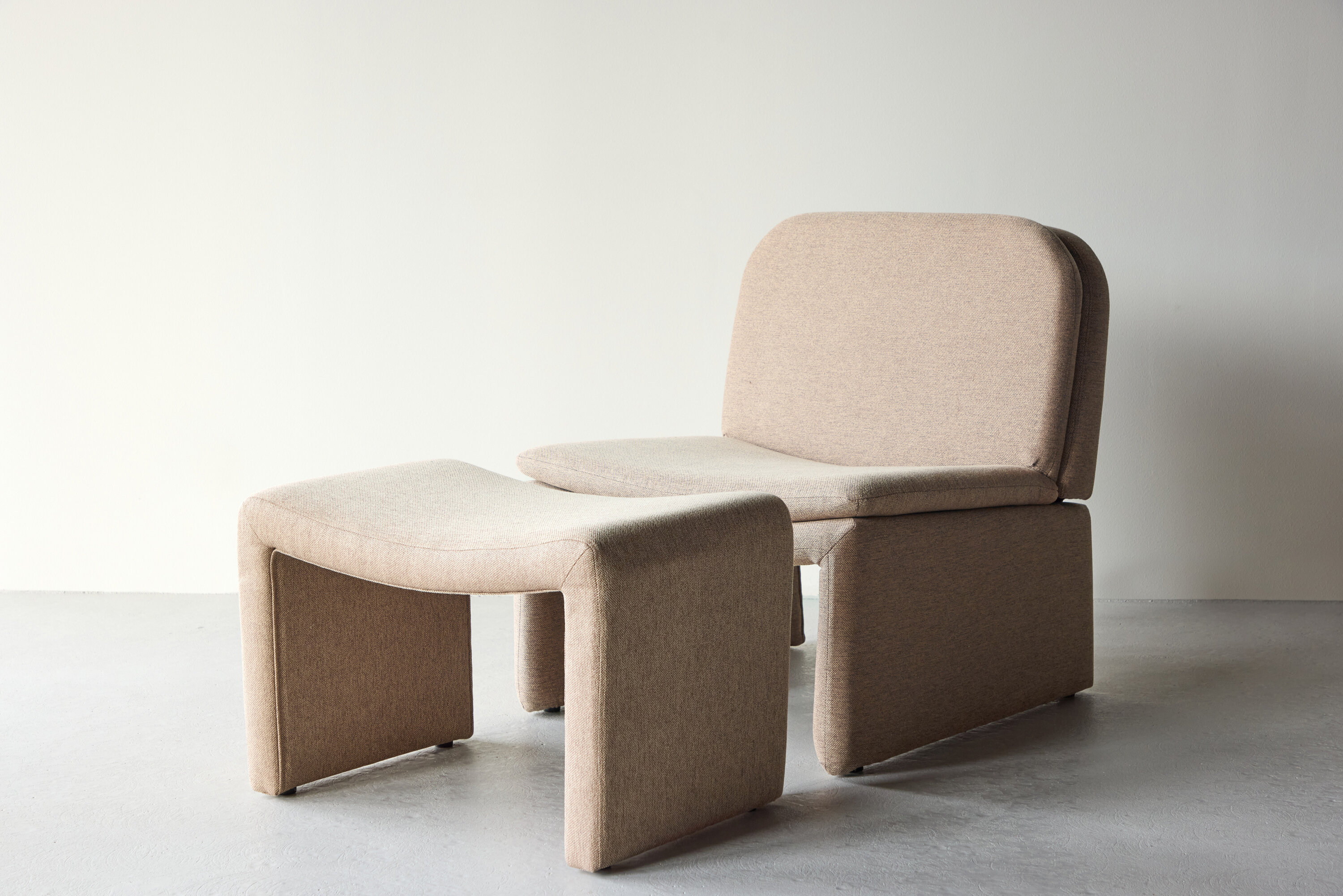 Bonn fauteuil marron en situation dans une pièce décorée