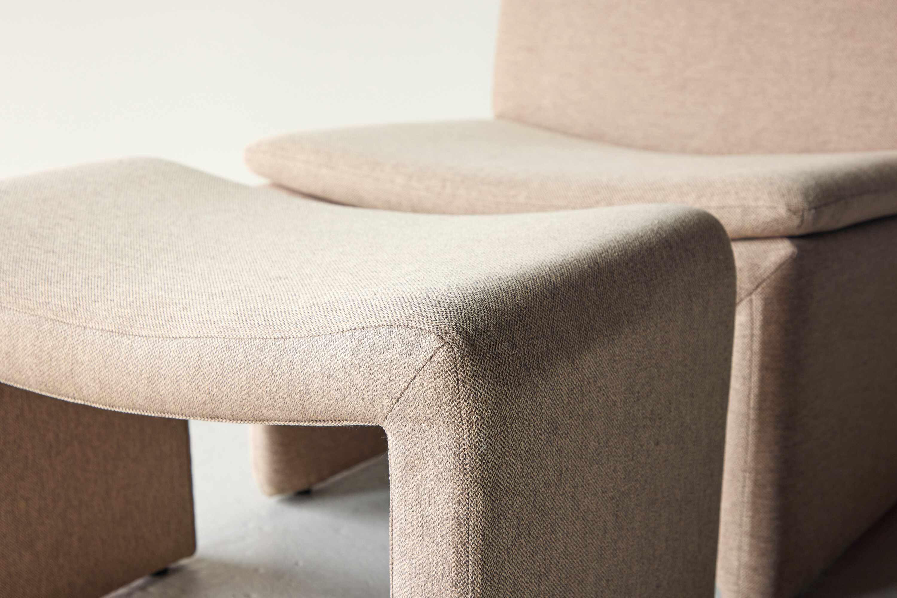 Bonn fauteuil marron en situation dans une pièce décorée