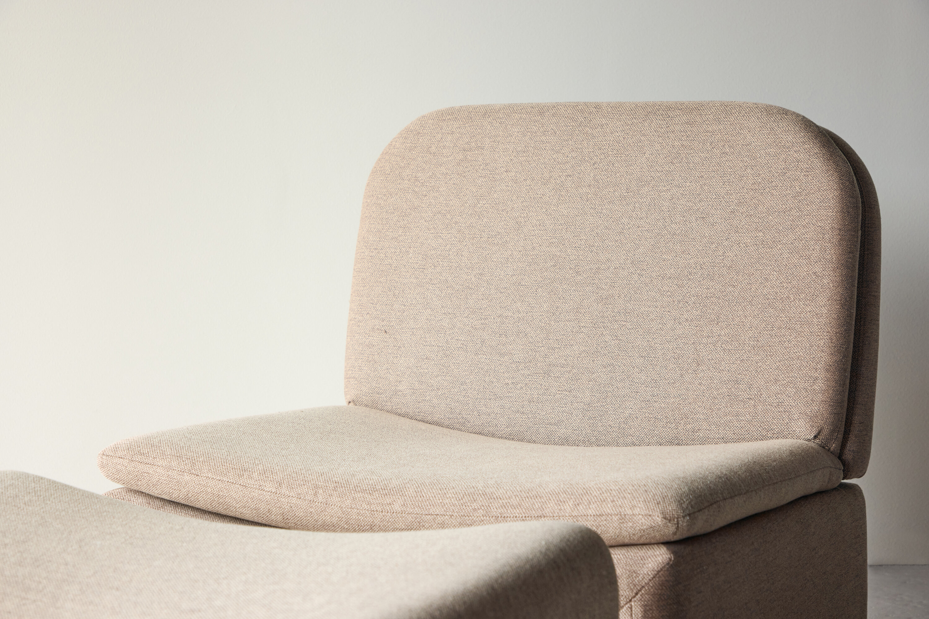 Bonn fauteuil marron en situation dans une pièce décorée