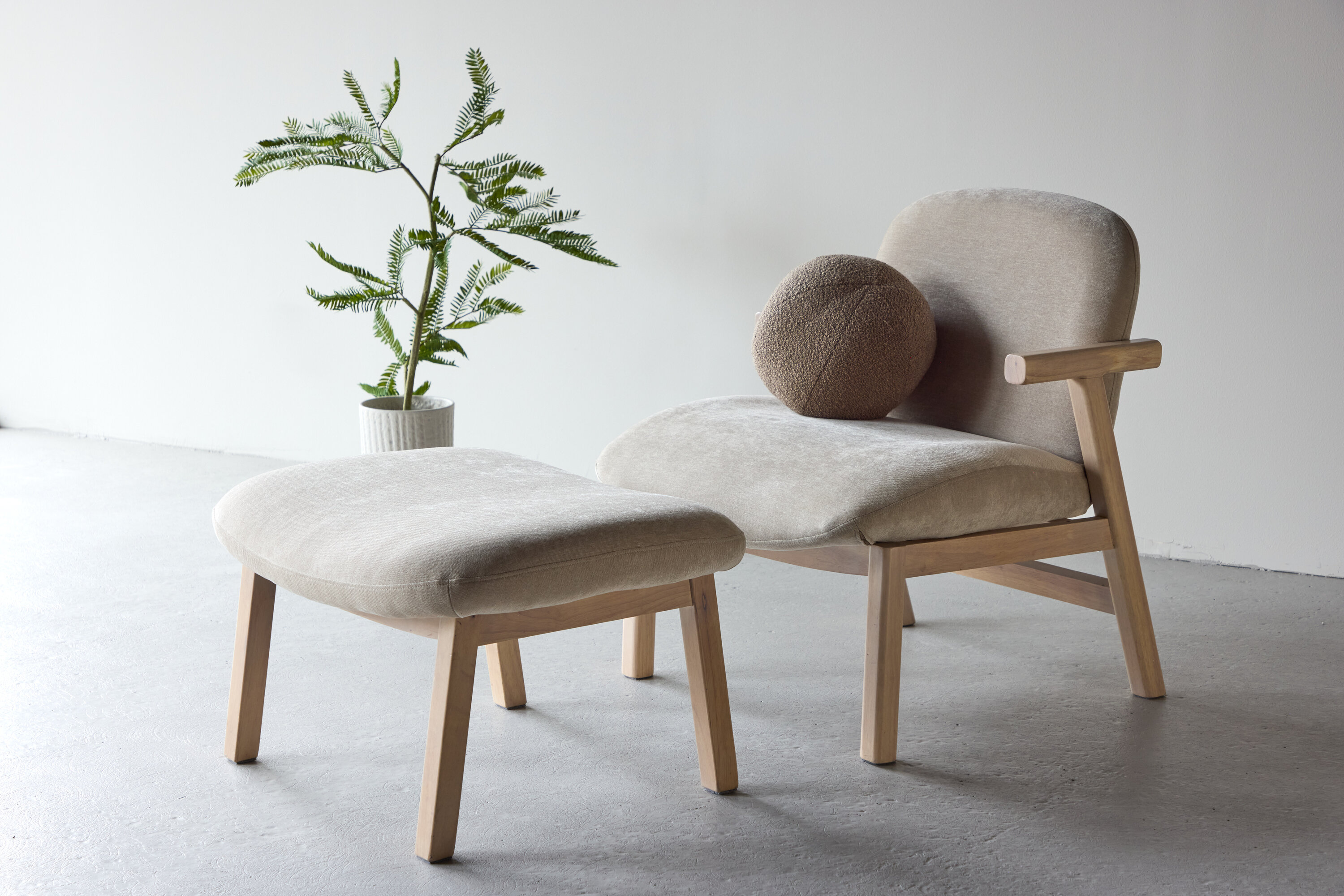 Rile fauteuil beige, blanchi en situation dans une pièce décorée