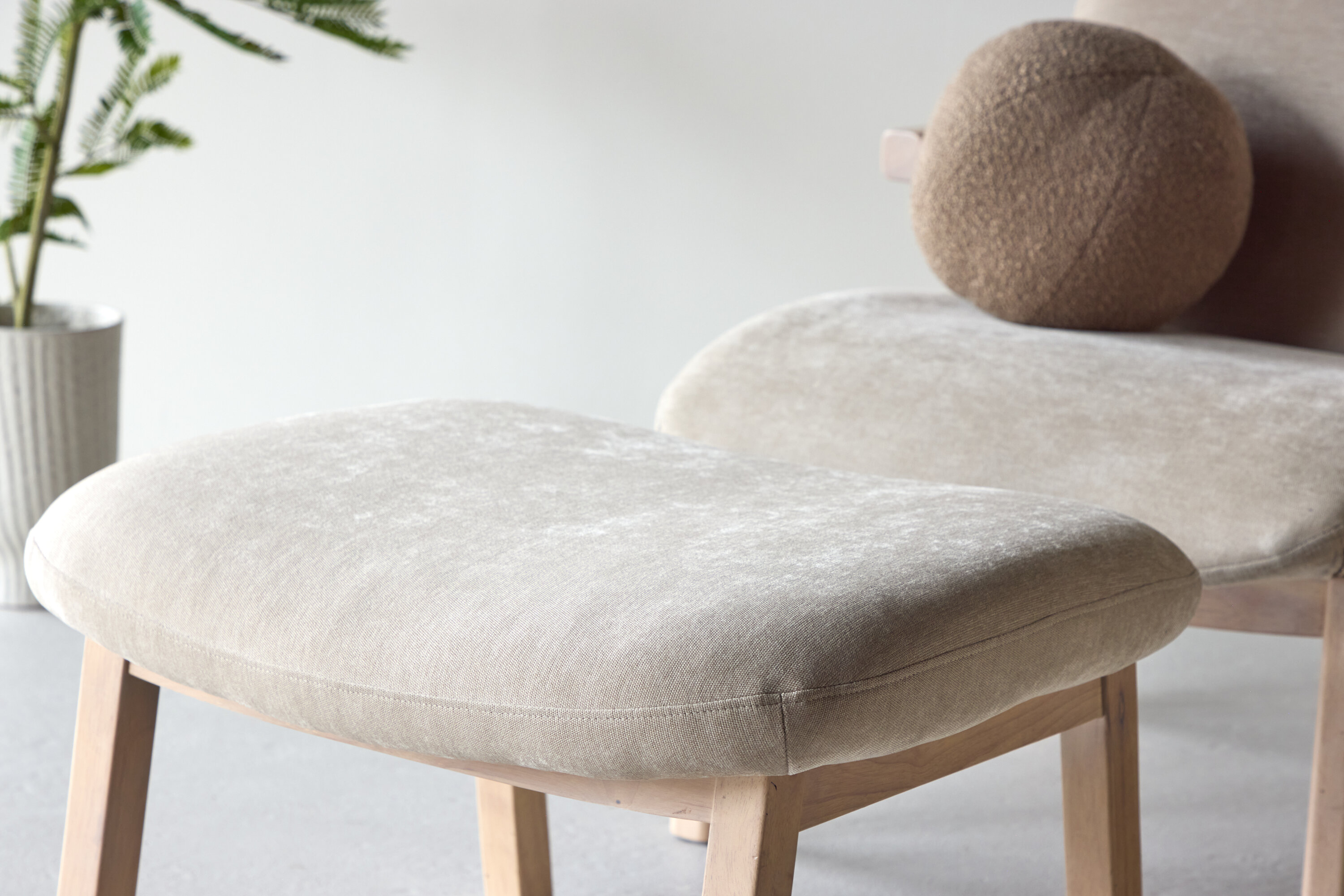 Rile fauteuil beige, blanchi en situation dans une pièce décorée