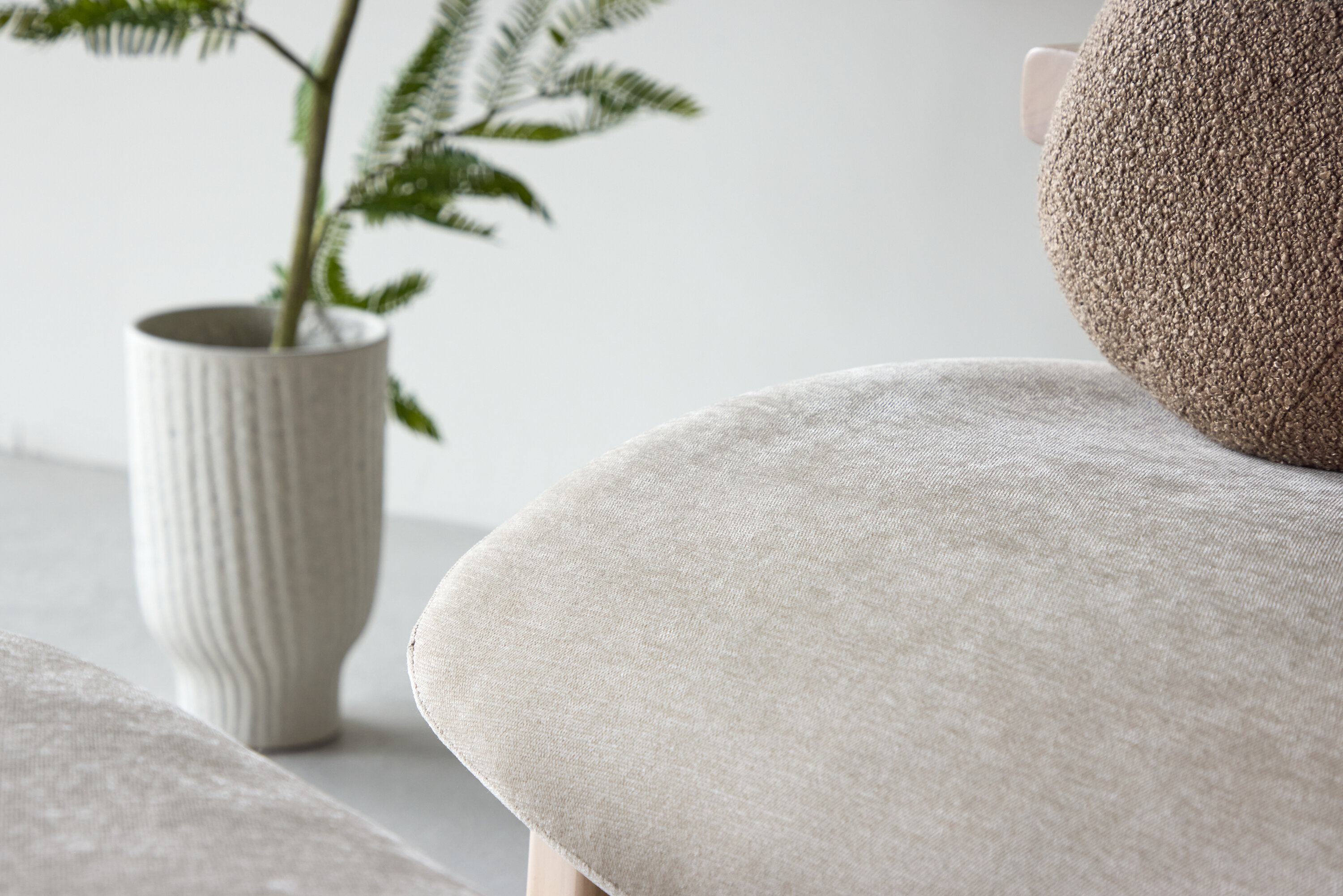 Rile fauteuil beige, blanchi en situation dans une pièce décorée