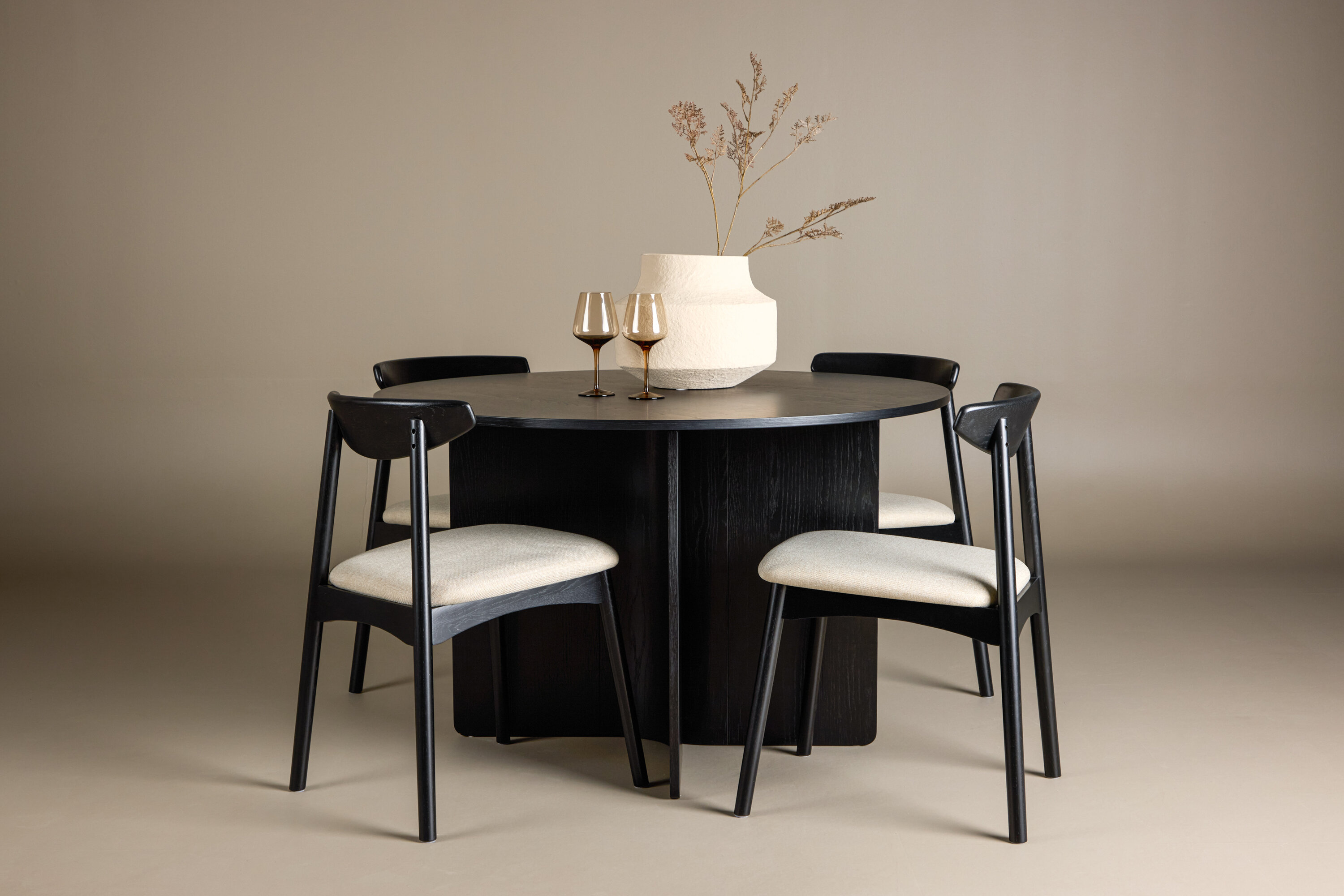 Tyresö, Ven ensemble repas rond noir, beige en situation dans une pièce décorée