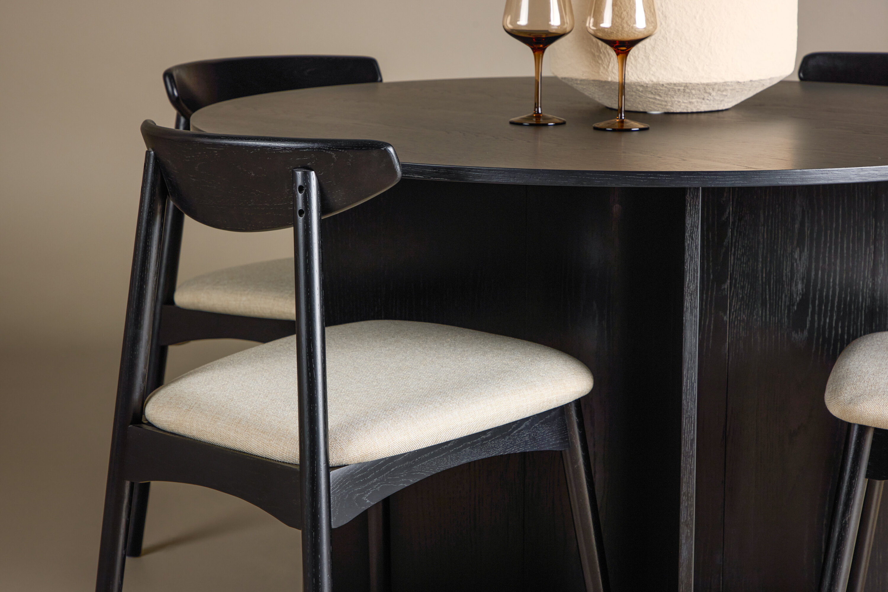 Tyresö, Ven ensemble repas rond noir, beige en situation dans une pièce décorée