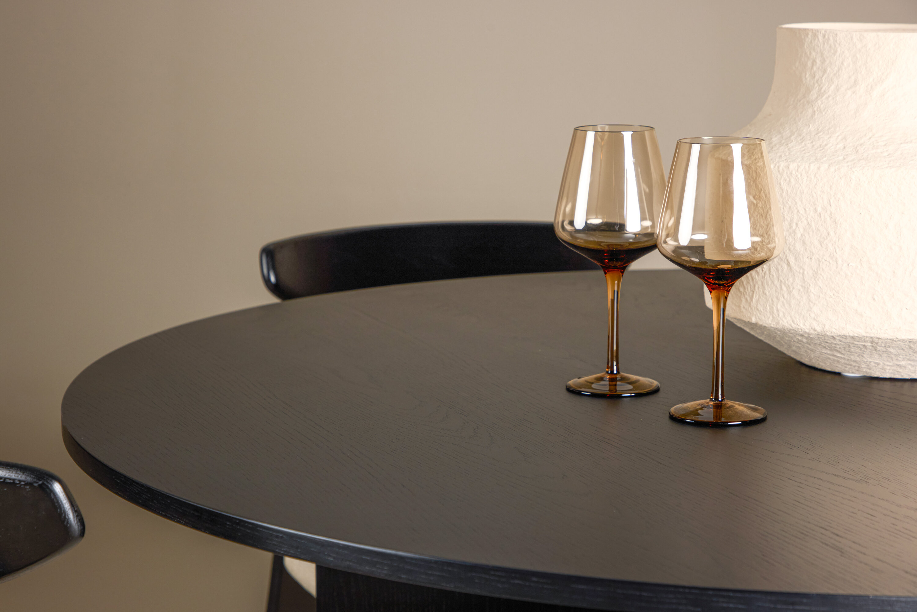Tyresö, Ven ensemble repas rond noir, beige en situation dans une pièce décorée