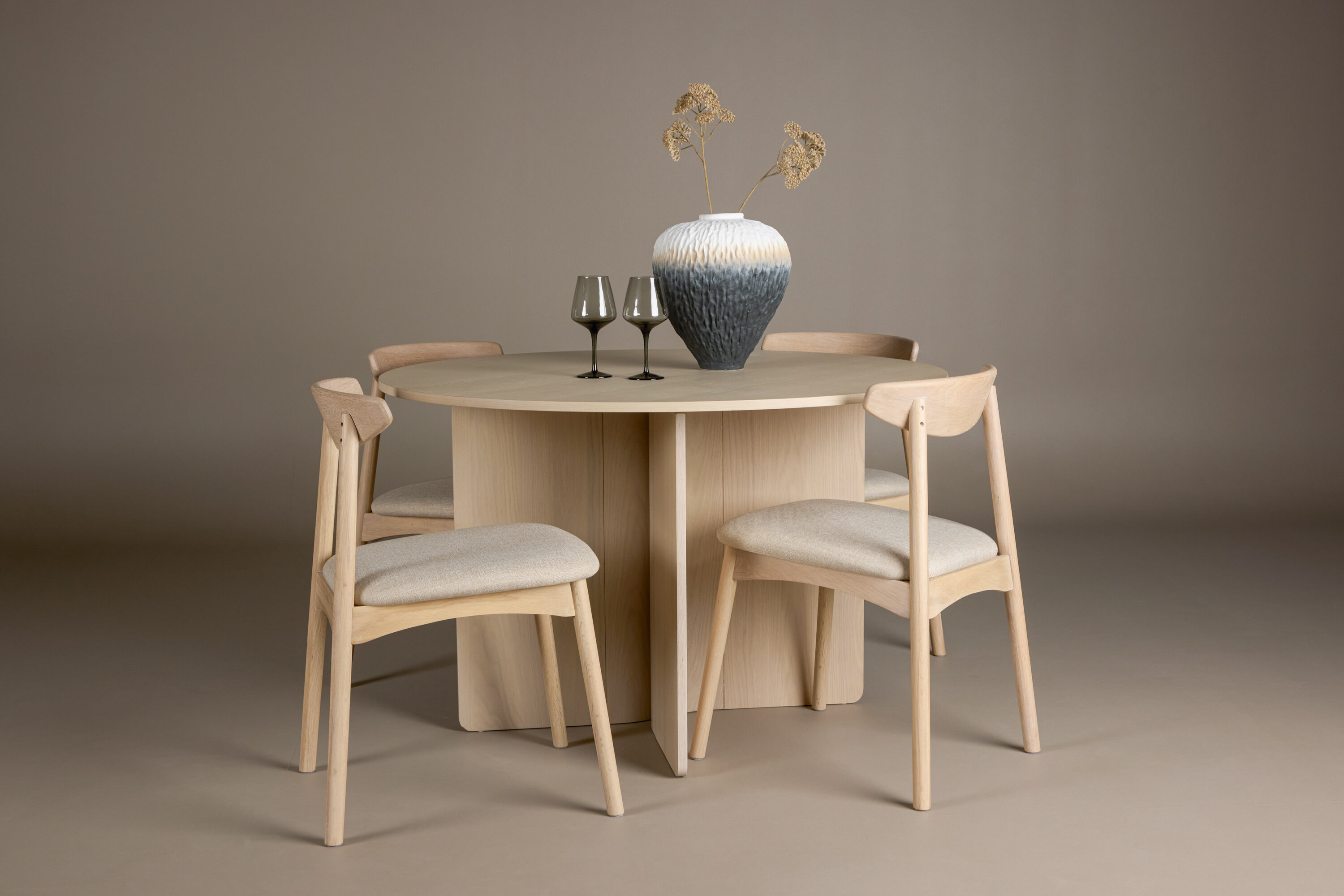 Tyresö, Ven ensemble repas rond blanchi, beige en situation dans une pièce décorée