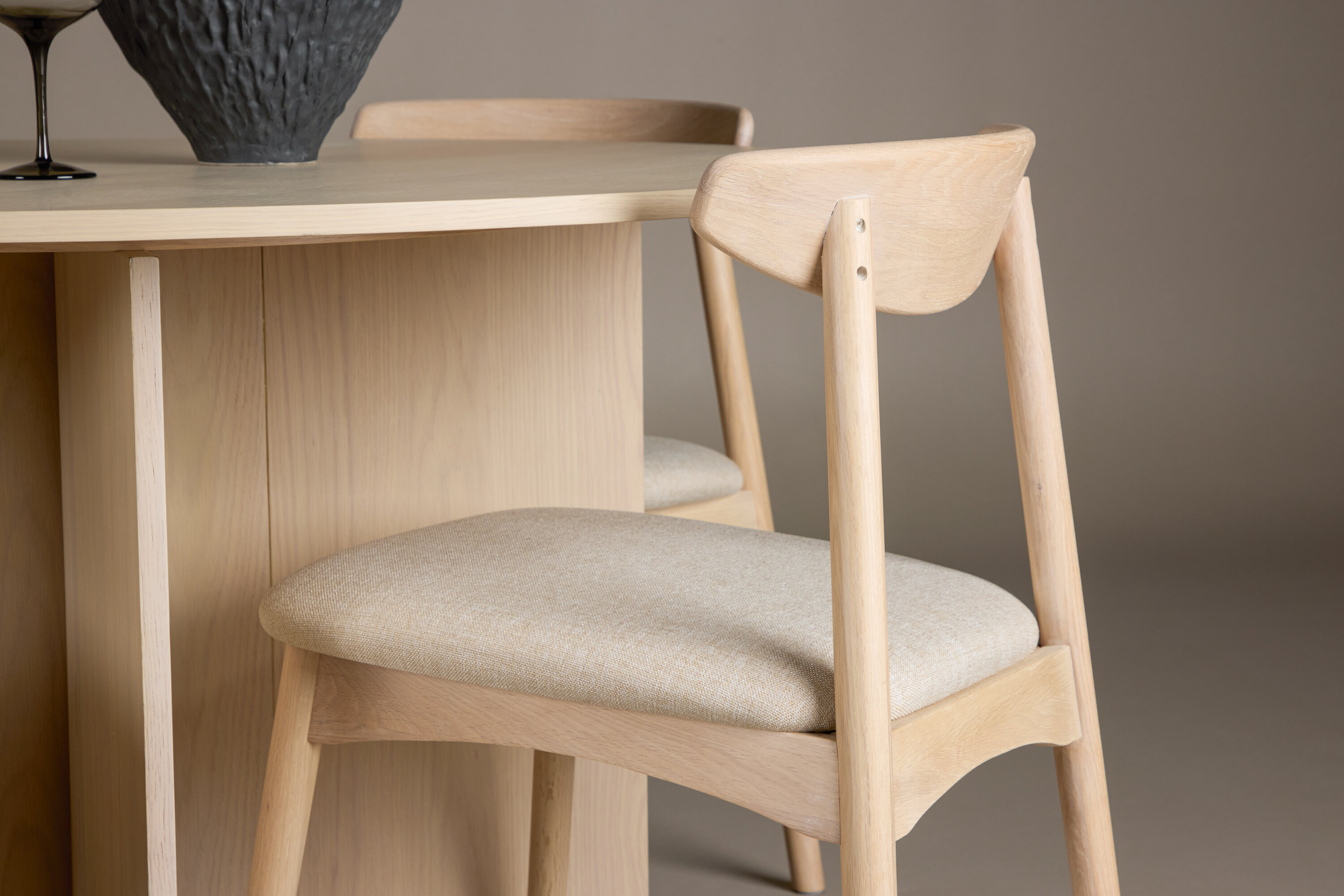 Tyresö, Ven ensemble repas rond blanchi, beige en situation dans une pièce décorée