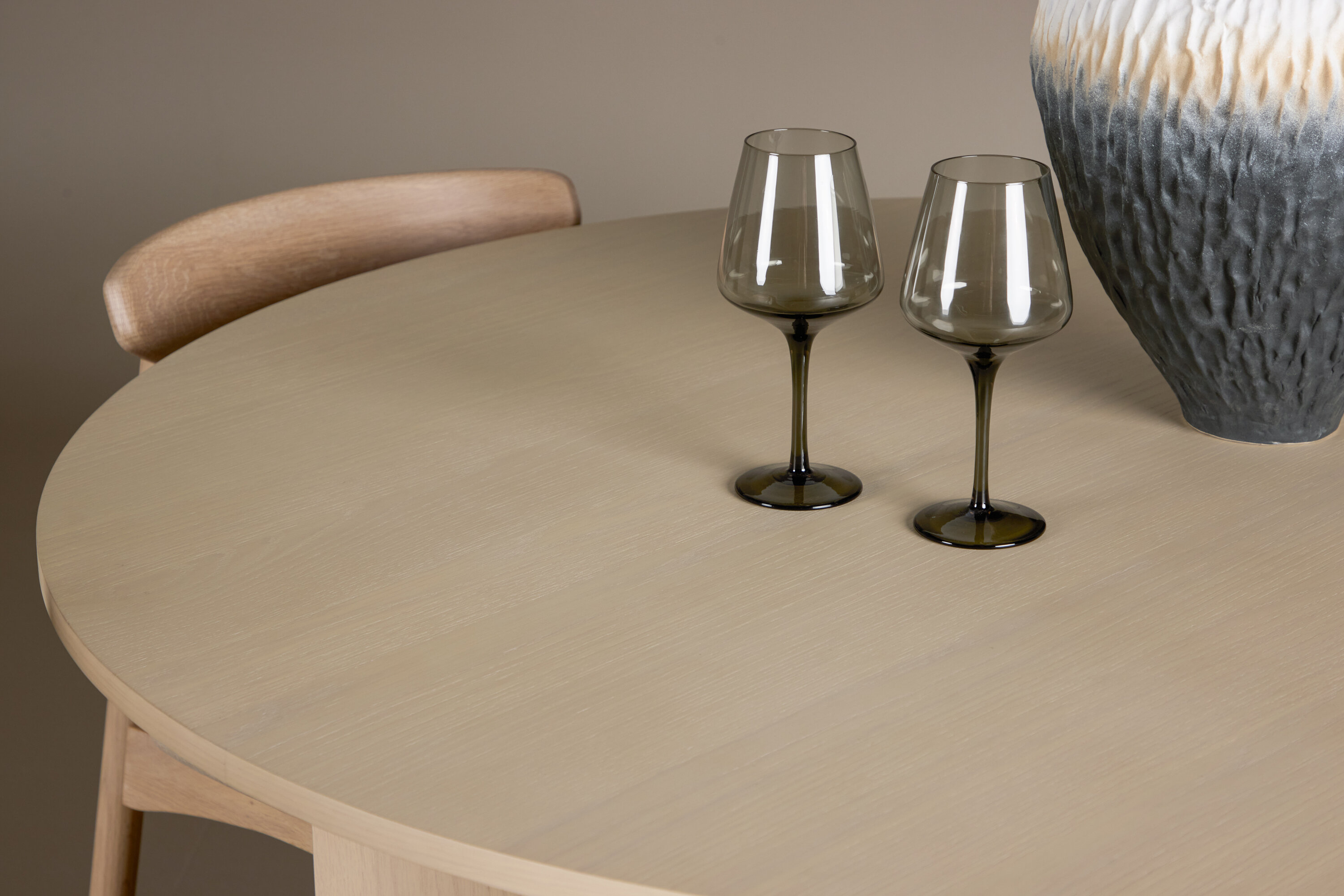 Tyresö, Ven ensemble repas rond blanchi, beige en situation dans une pièce décorée