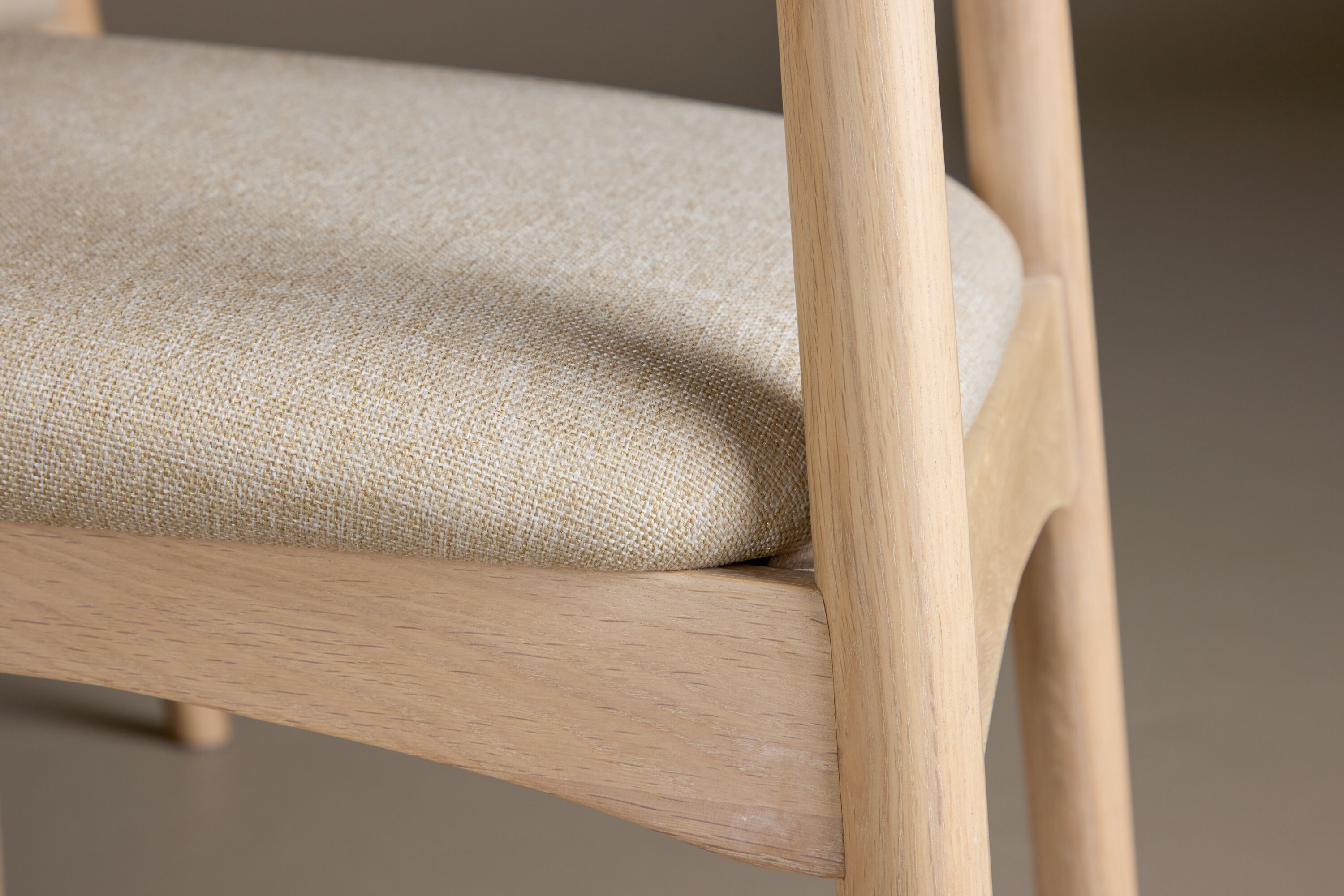 Tyresö, Ven ensemble repas rond blanchi, beige en situation dans une pièce décorée