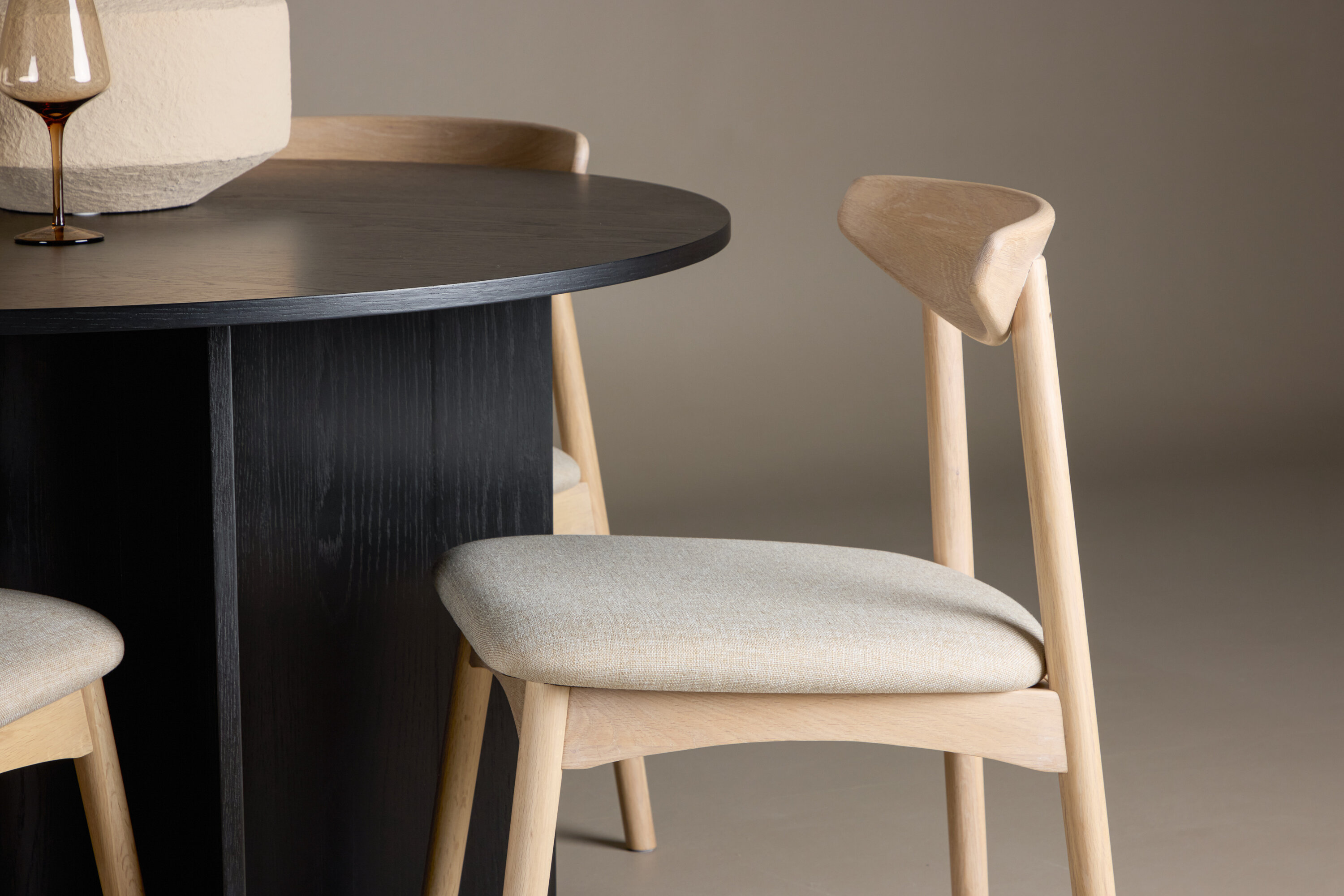 Tyresö, Ven ensemble repas rond noir, beige, blanchi en situation dans une pièce décorée