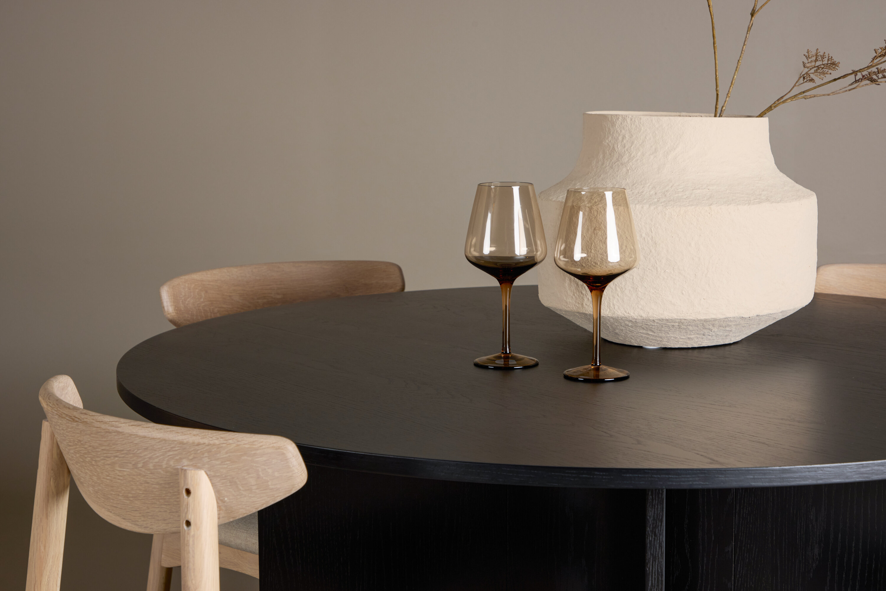 Tyresö, Ven ensemble repas rond noir, beige, blanchi en situation dans une pièce décorée