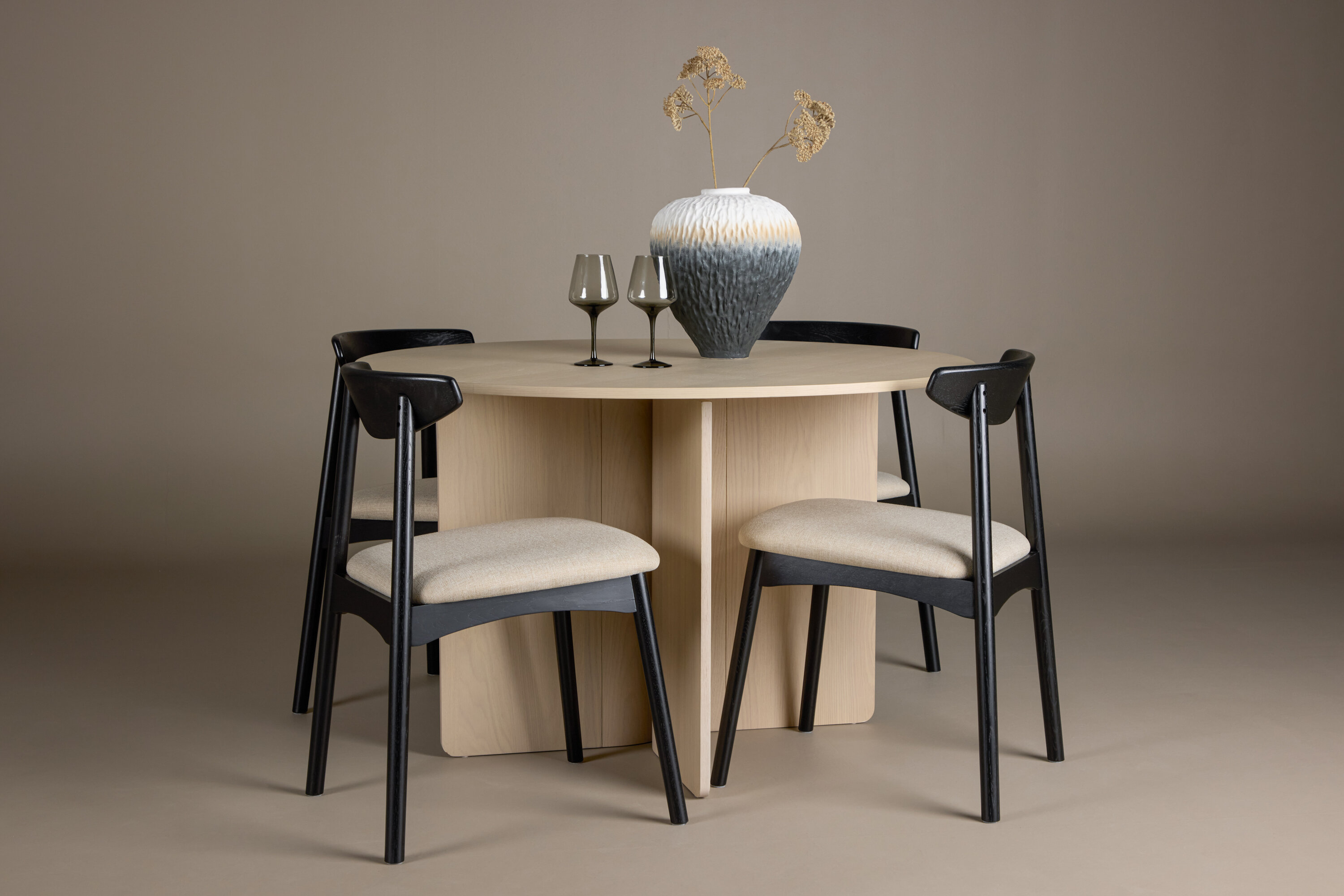 Tyresö, Ven ensemble repas rond blanchi, beige, noir en situation dans une pièce décorée