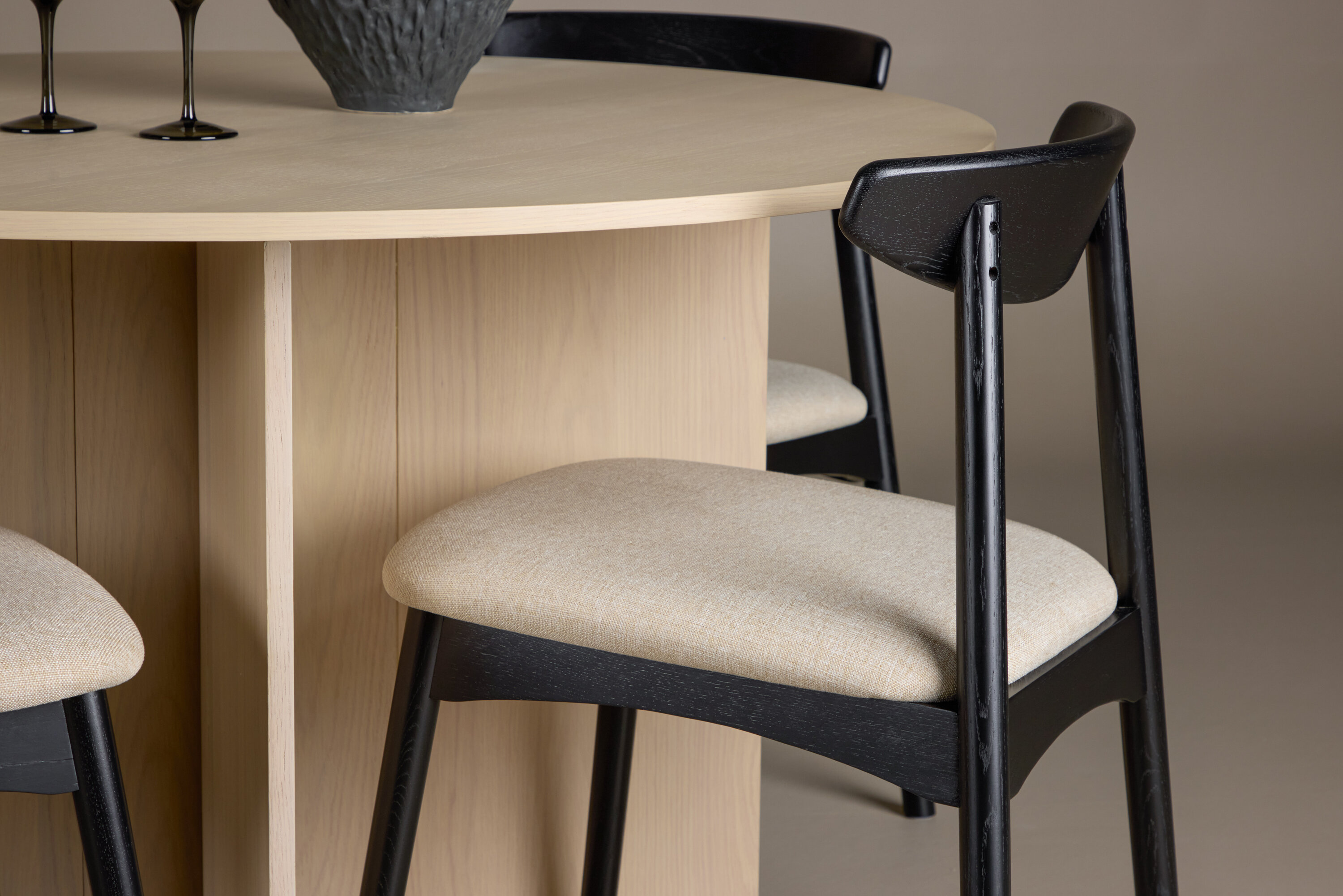 Tyresö, Ven ensemble repas rond blanchi, beige, noir en situation dans une pièce décorée