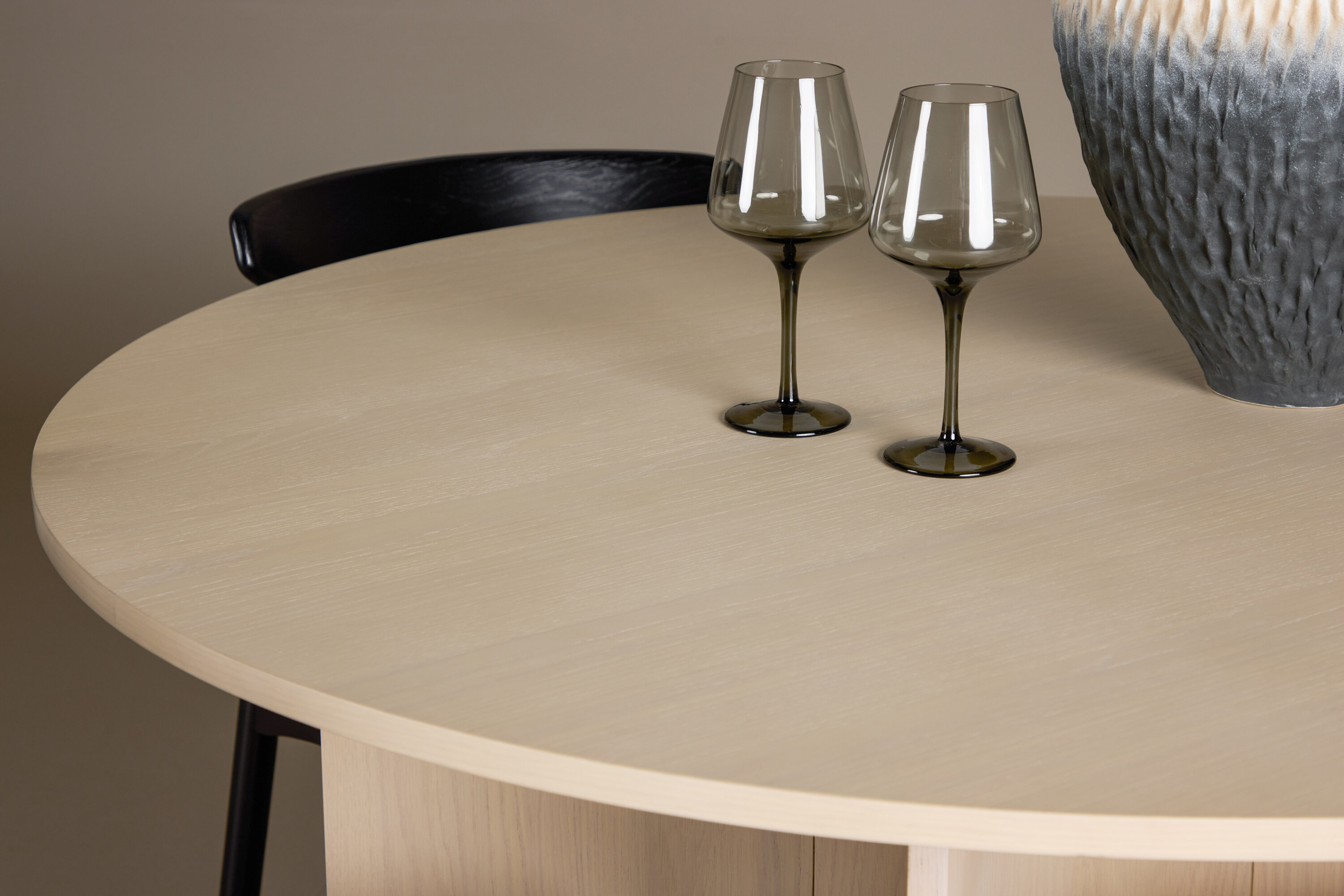 Tyresö, Ven ensemble repas rond blanchi, beige, noir en situation dans une pièce décorée