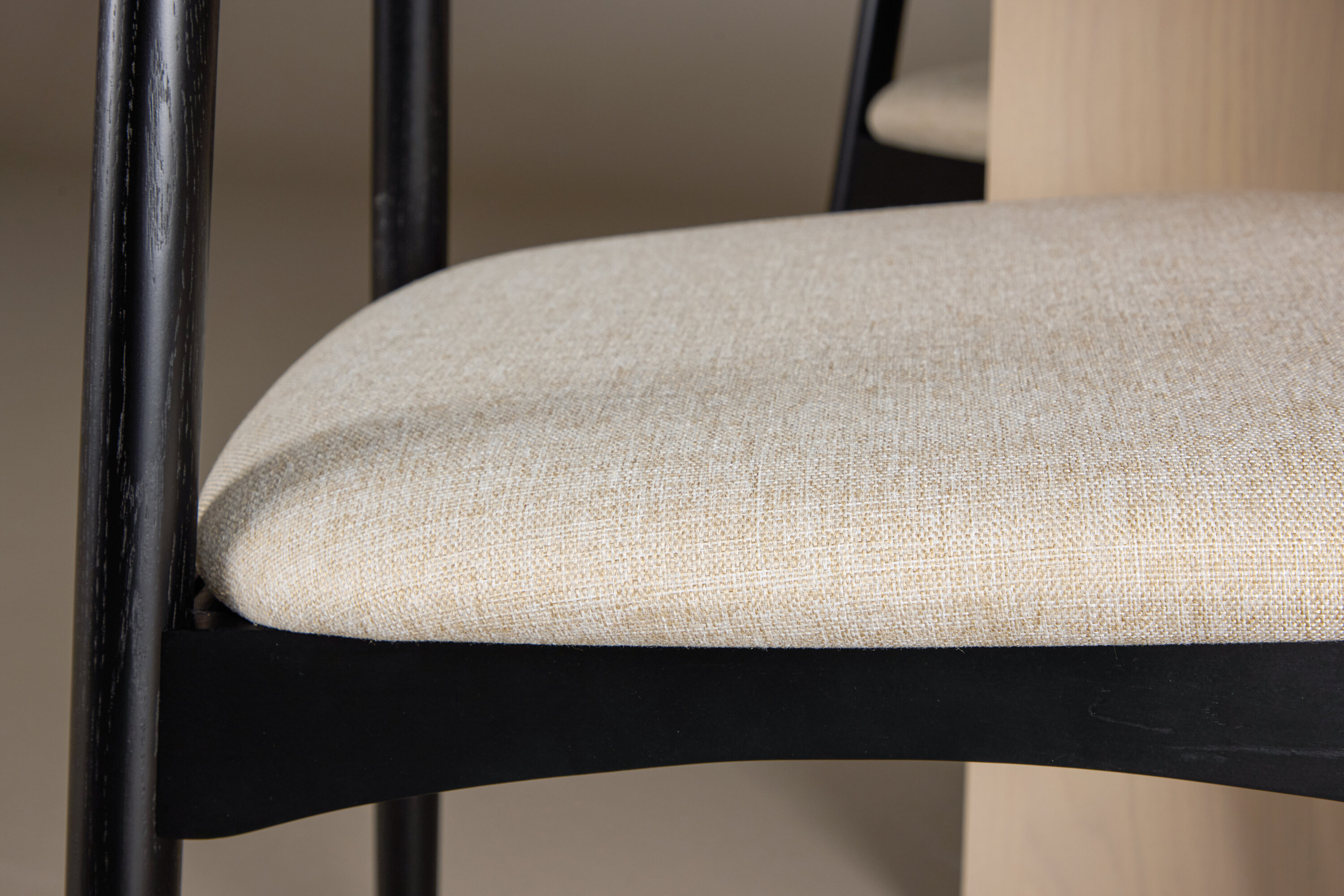 Tyresö, Ven ensemble repas rond blanchi, beige, noir en situation dans une pièce décorée