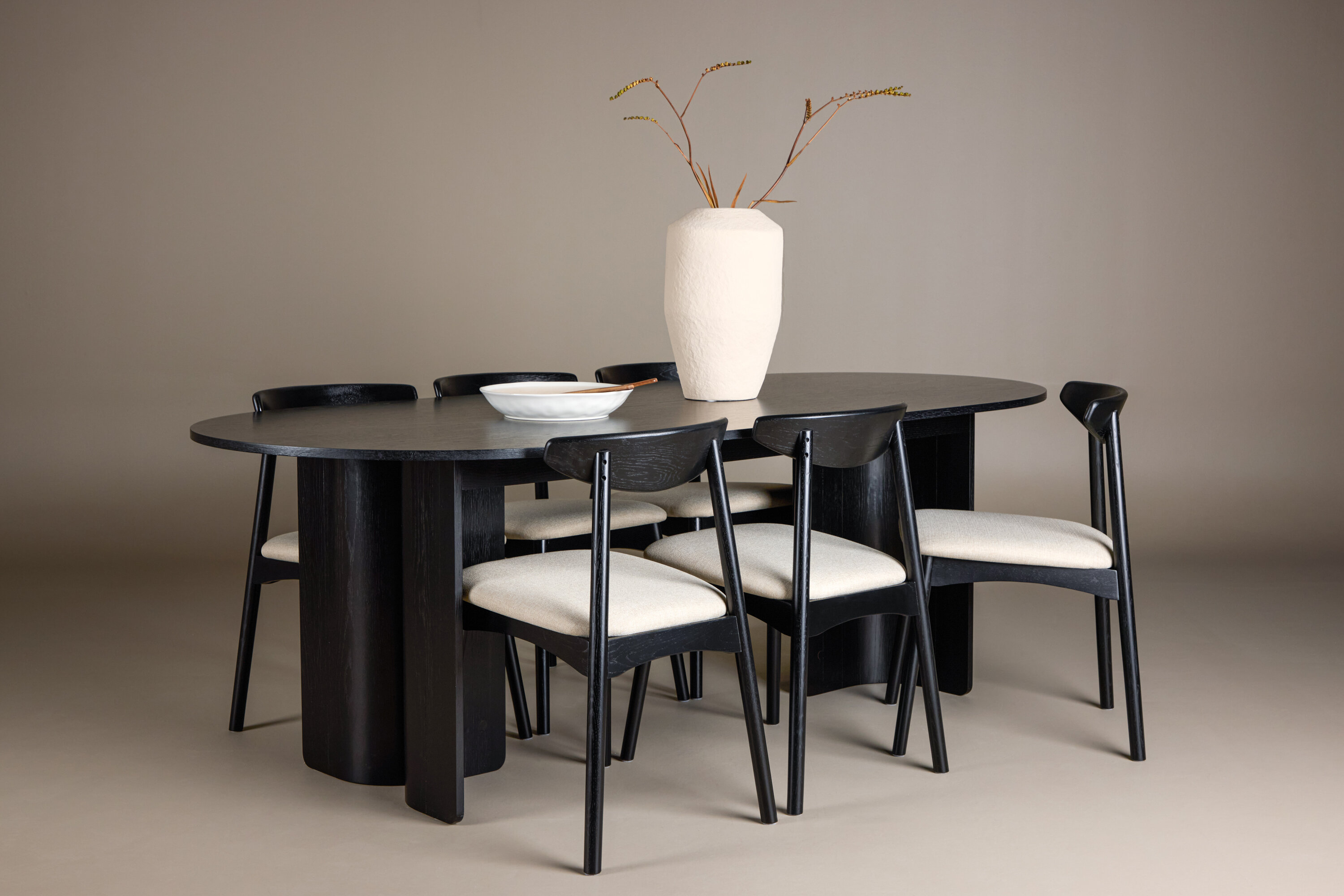 Tyresö, Ven ensemble repas rectangulaire noir, beige en situation dans une pièce décorée