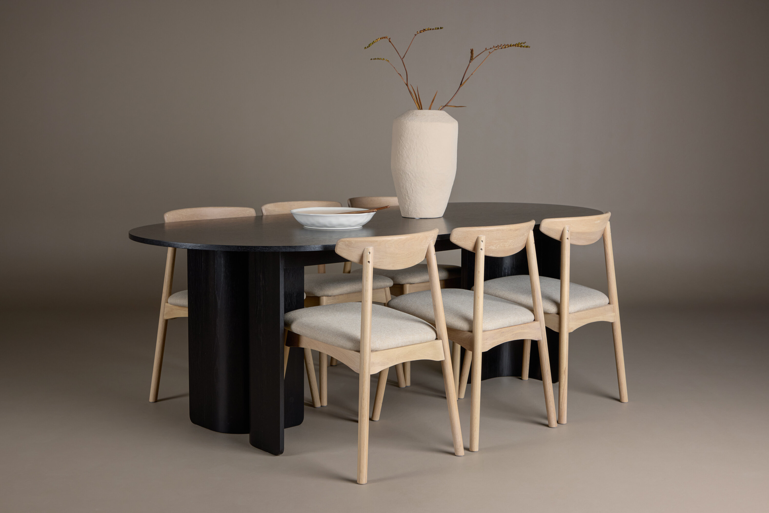 Tyresö, Ven ensemble repas rectangulaire noir, beige, blanchi en situation dans une pièce décorée