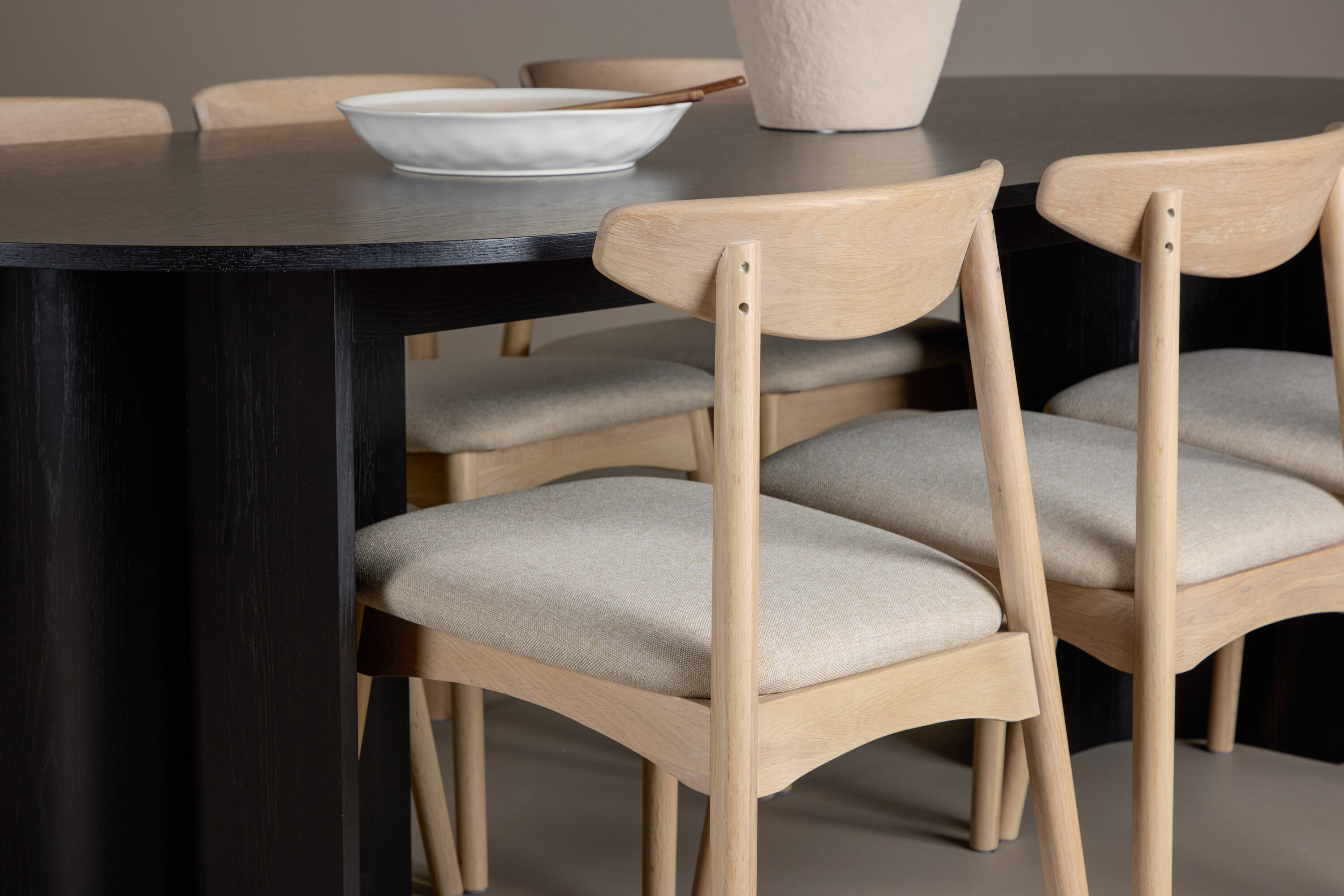 Tyresö, Ven ensemble repas rectangulaire noir, beige, blanchi en situation dans une pièce décorée