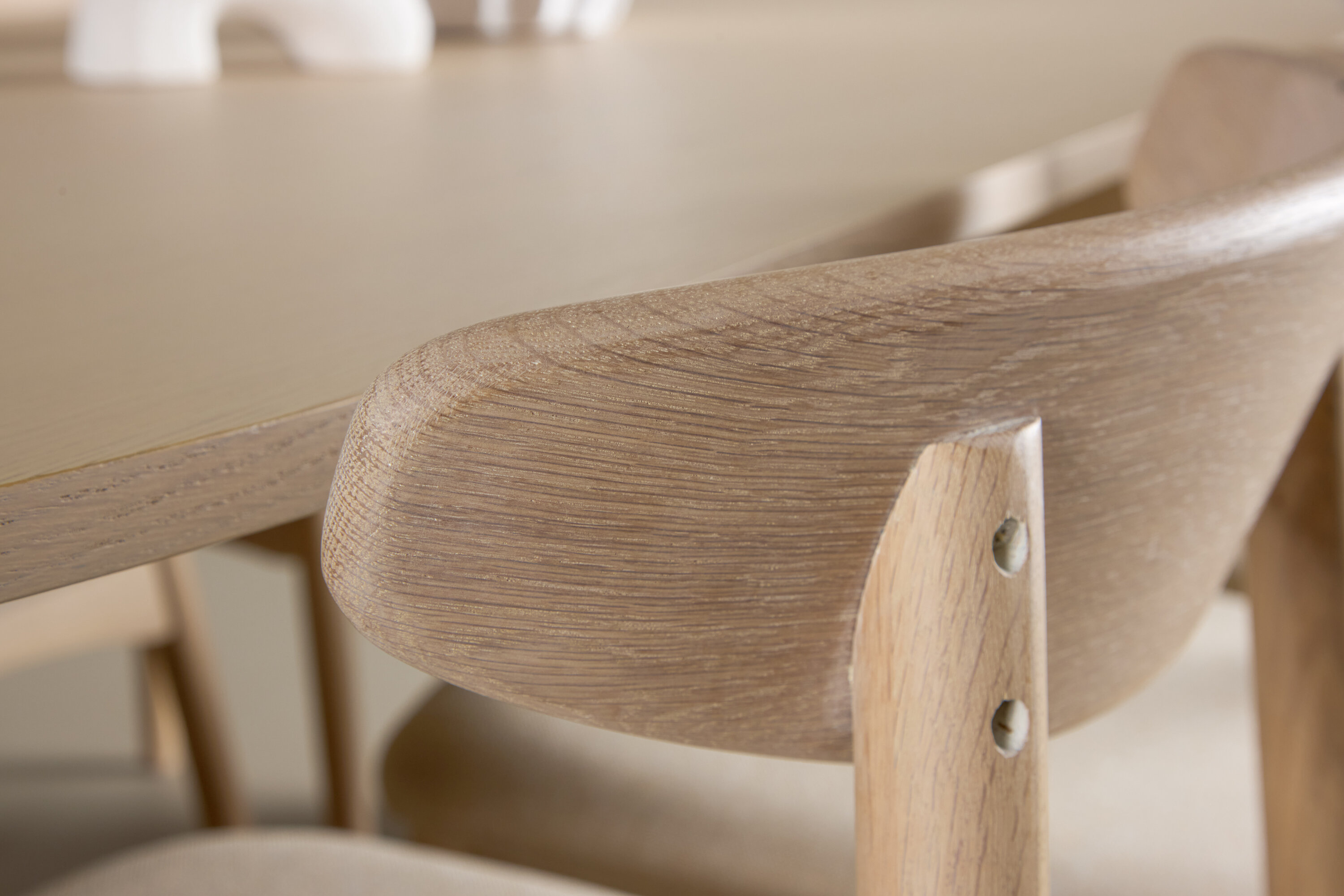 Tyresö, Ven ensemble repas rectangulaire blanchi, beige en situation dans une pièce décorée