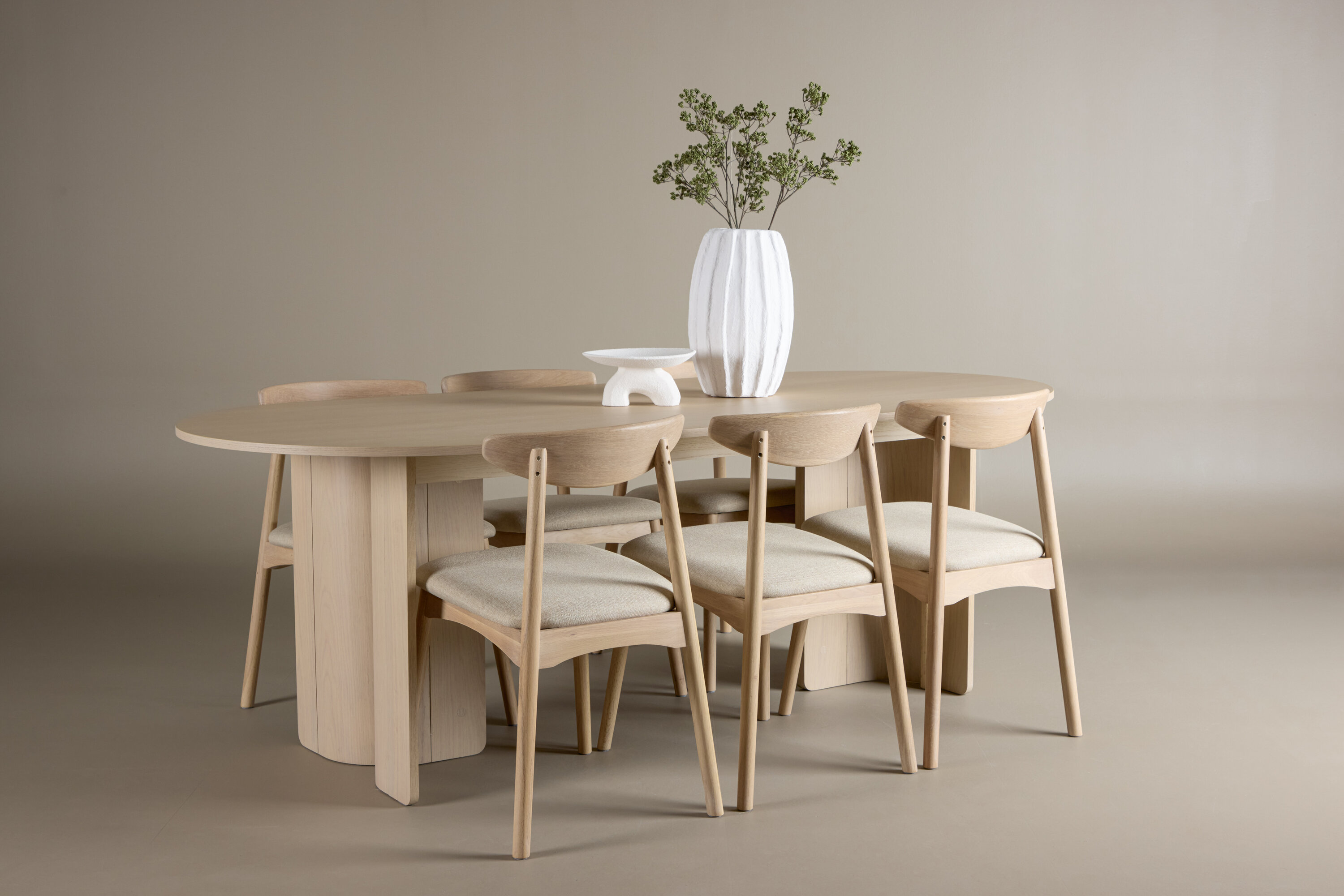 Tyresö, Ven ensemble repas rectangulaire blanchi, beige en situation dans une pièce décorée