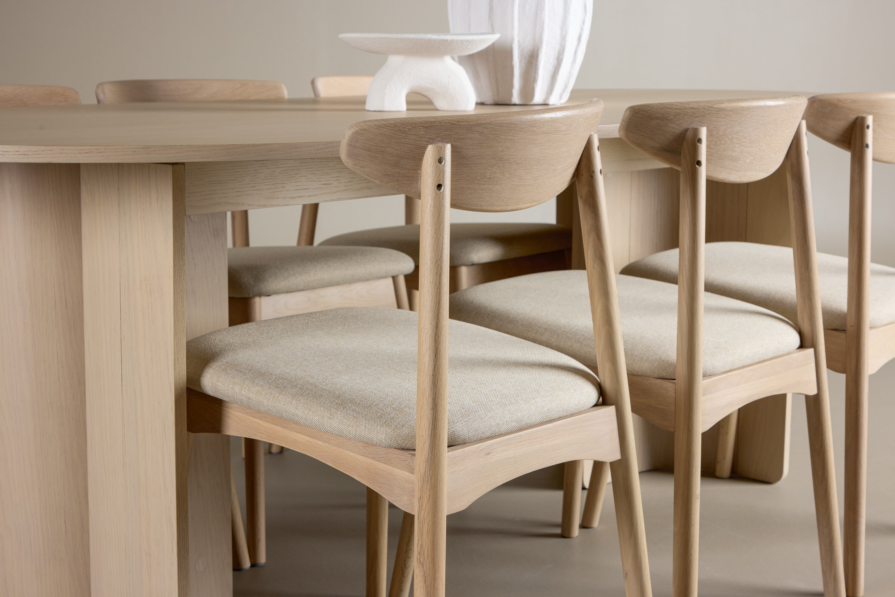 Tyresö, Ven ensemble repas rectangulaire blanchi, beige en situation dans une pièce décorée