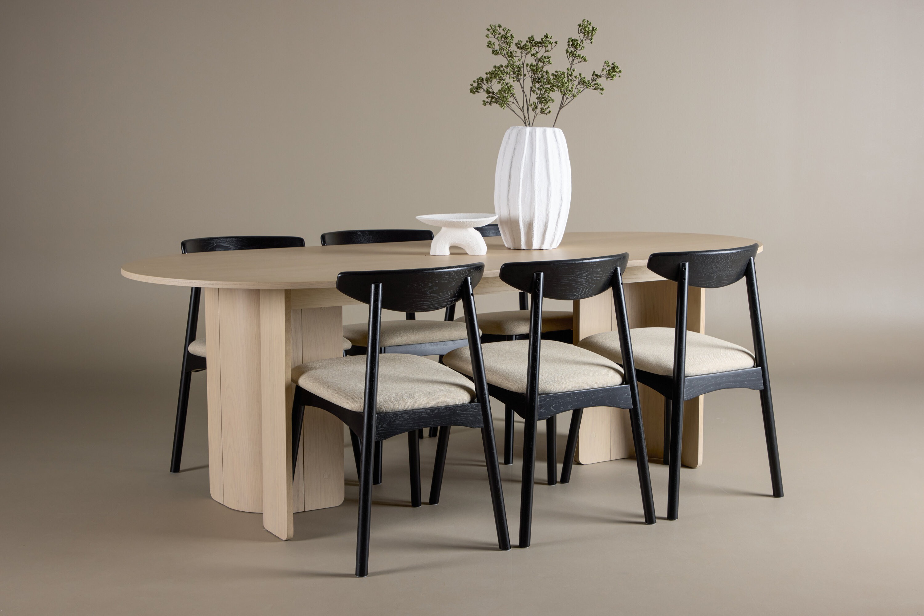 Tyresö, Ven ensemble repas rectangulaire blanchi, beige, noir en situation dans une pièce décorée