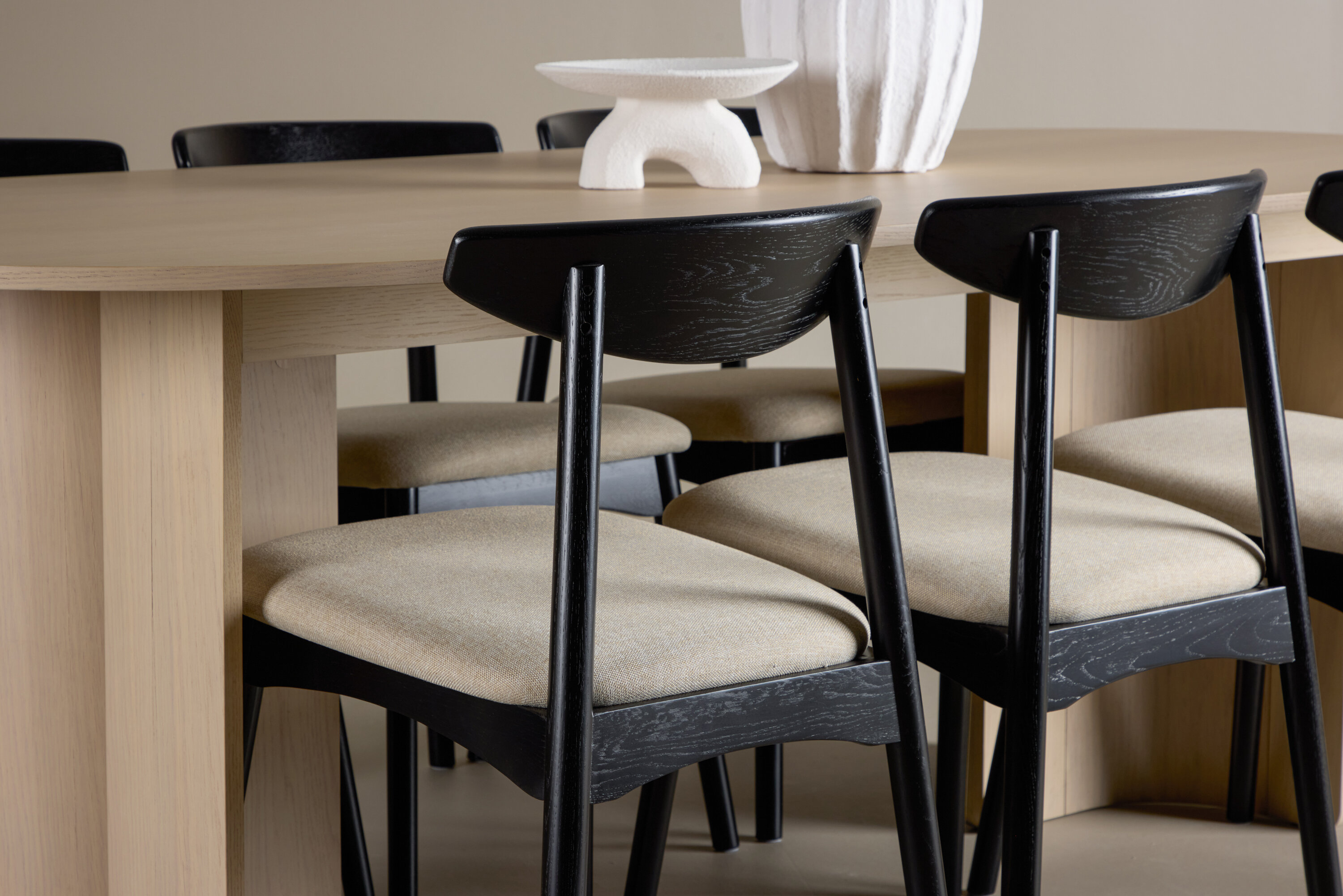 Tyresö, Ven ensemble repas rectangulaire blanchi, beige, noir en situation dans une pièce décorée