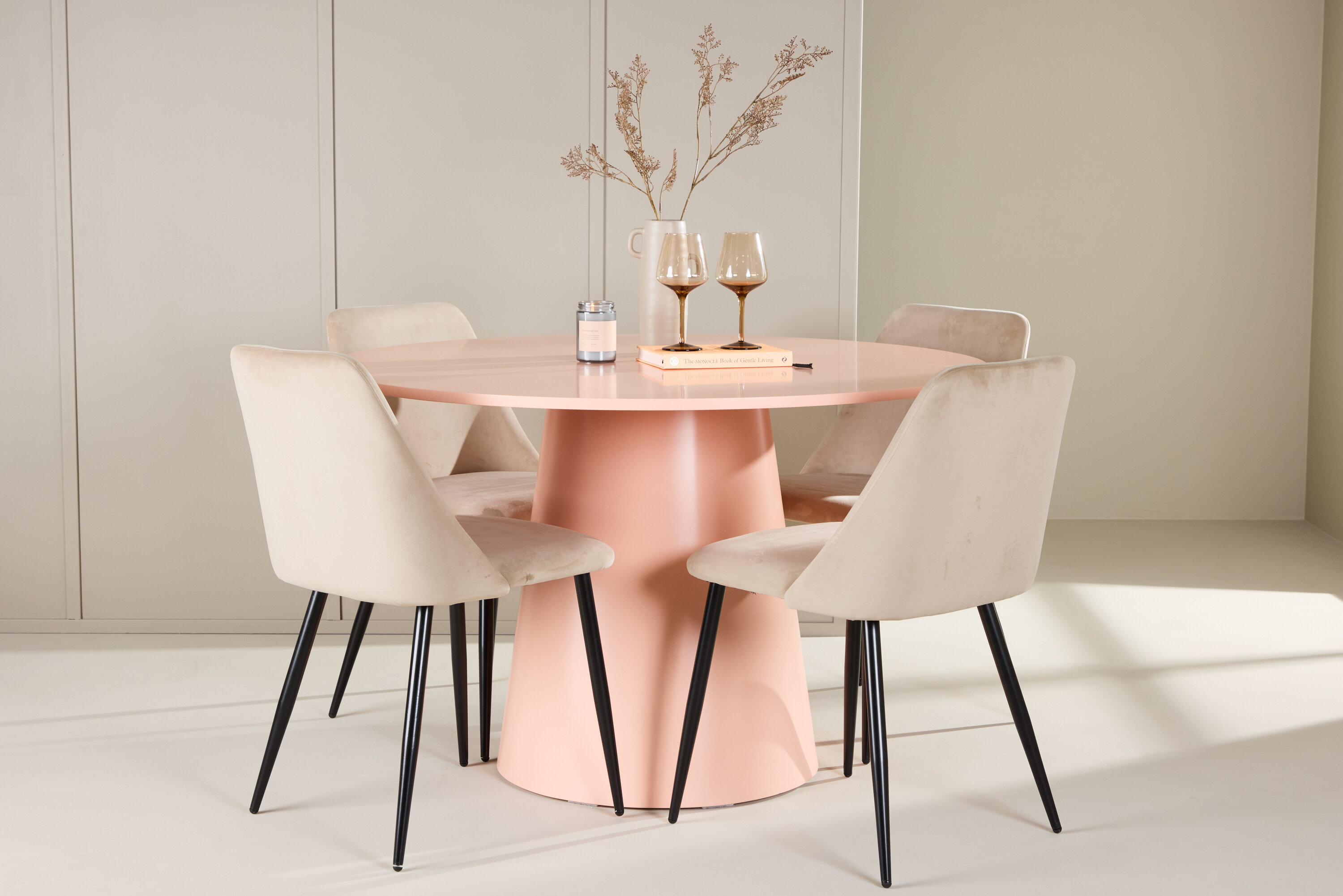 Lanzo, Night ensemble repas rond pêche, beige, noir en situation dans une pièce décorée