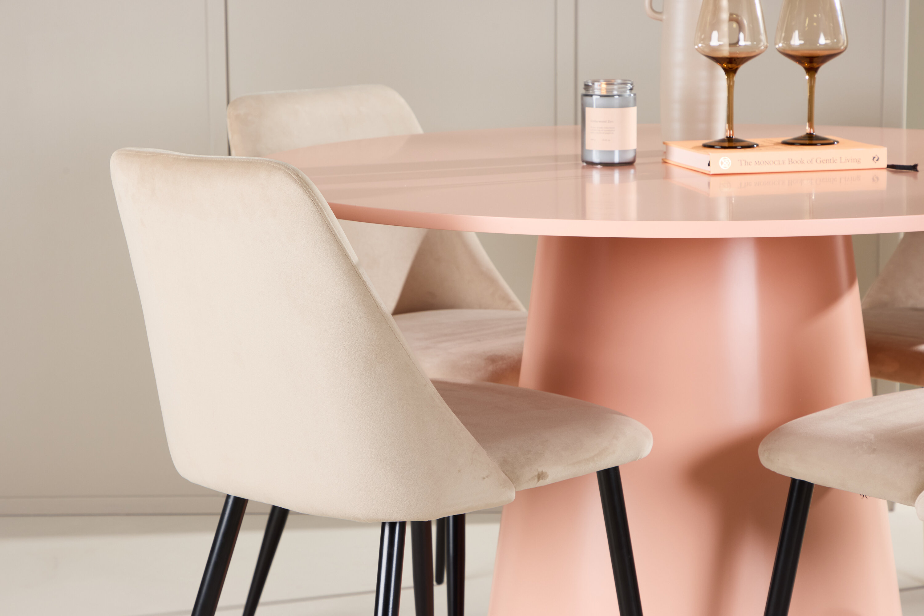 Lanzo, Night ensemble repas rond pêche, beige, noir en situation dans une pièce décorée
