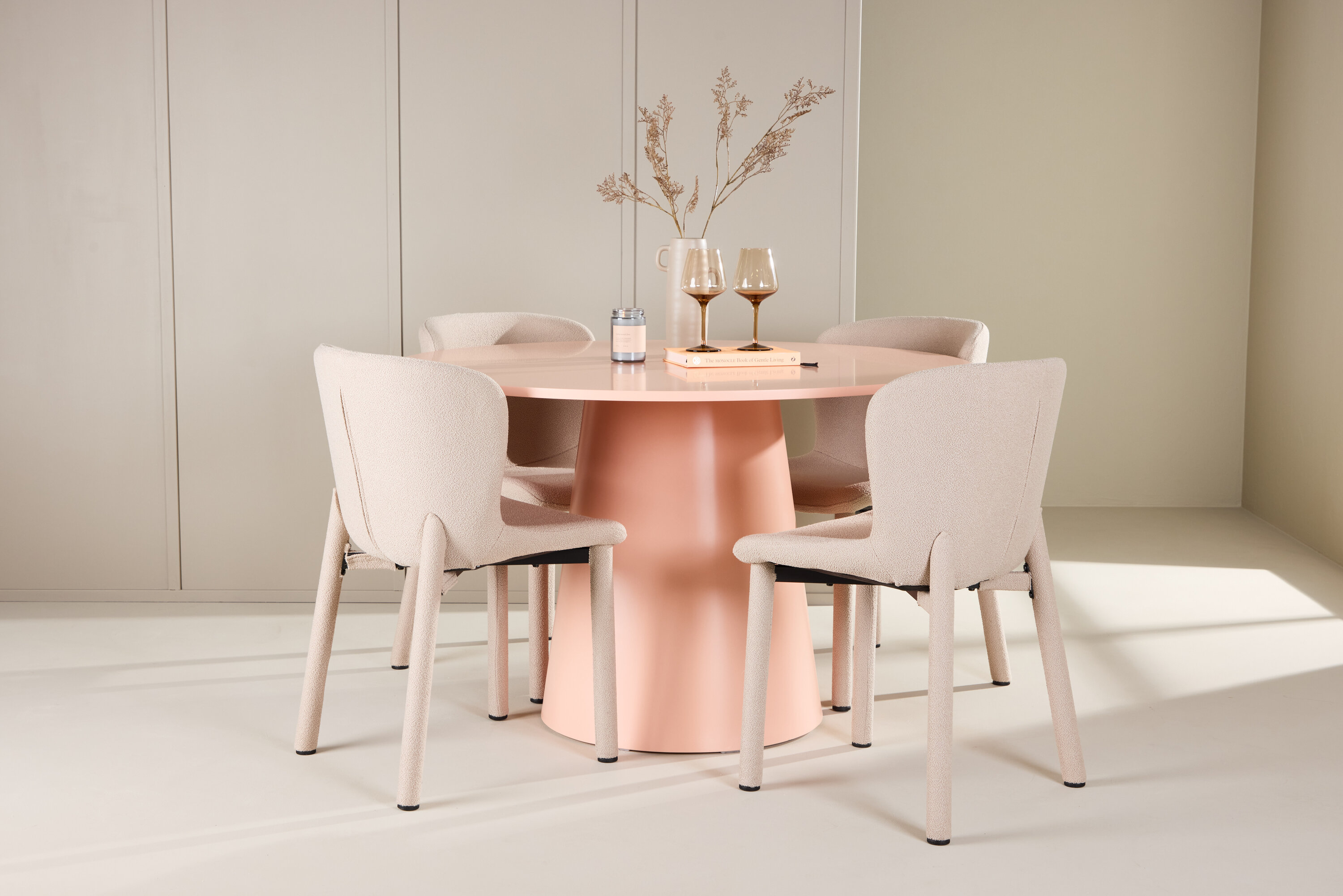 Lanzo, Astoria ensemble repas rond pêche, beige en situation dans une pièce décorée