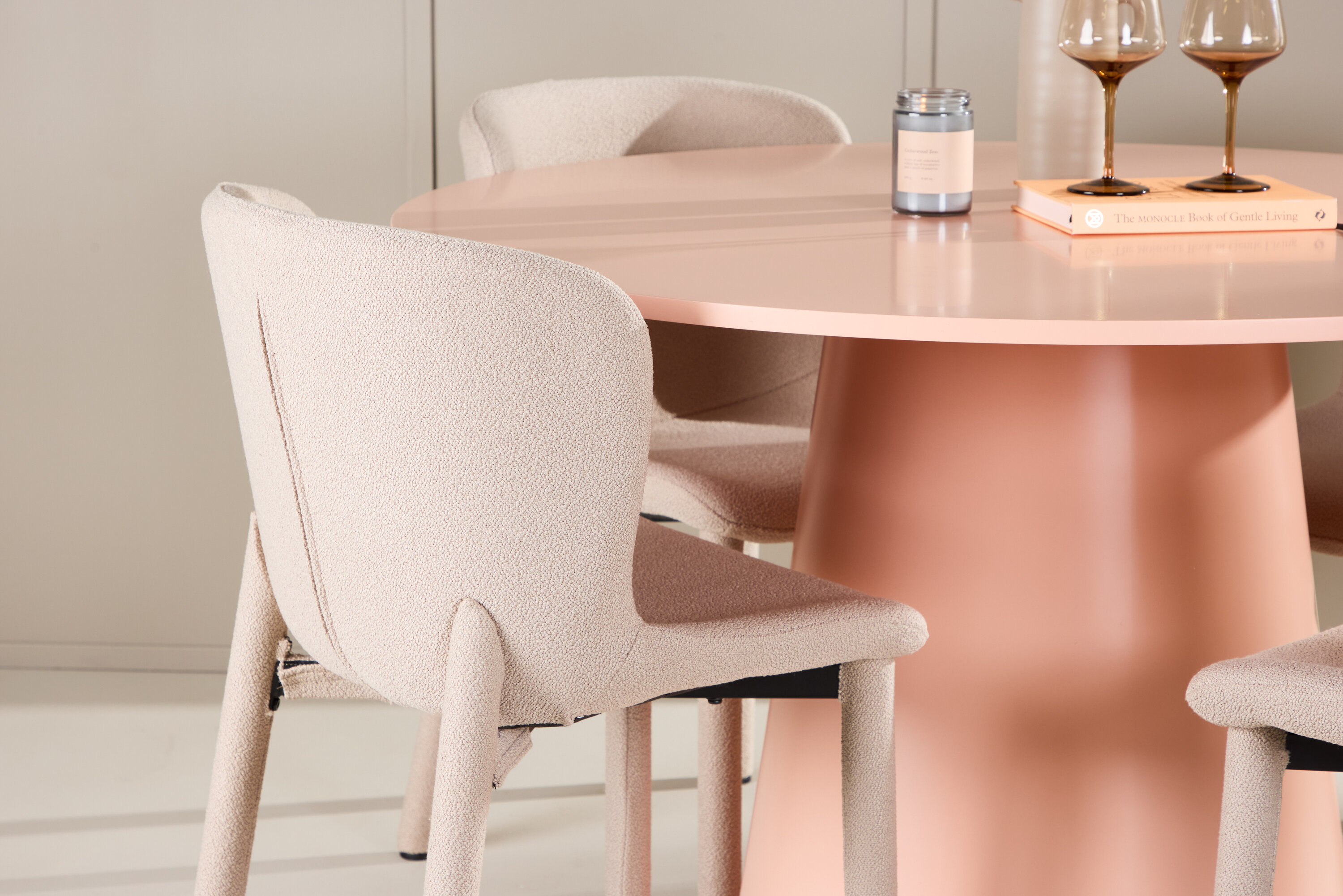 Lanzo, Astoria ensemble repas rond pêche, beige en situation dans une pièce décorée