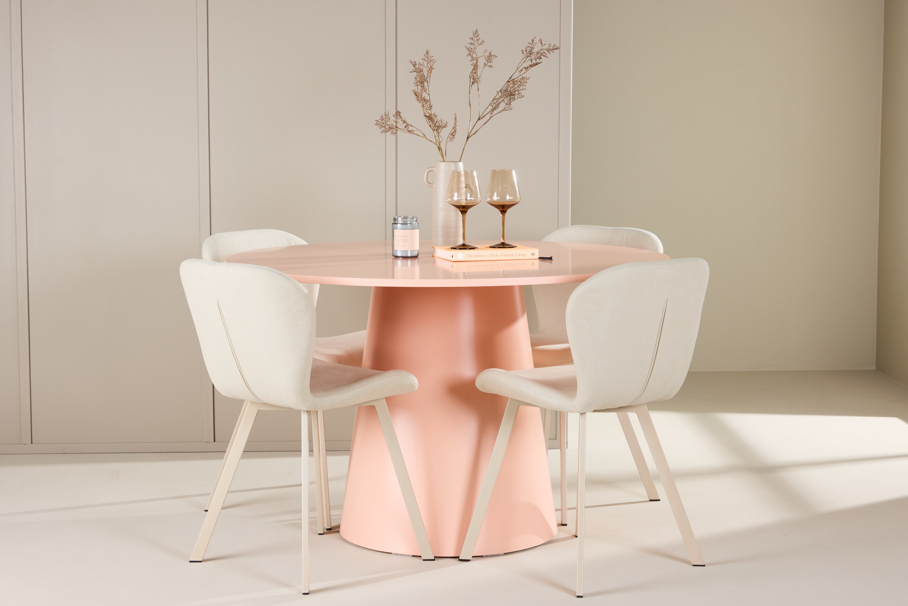 Lanzo, Lilja ensemble repas rond pêche, beige en situation dans une pièce décorée
