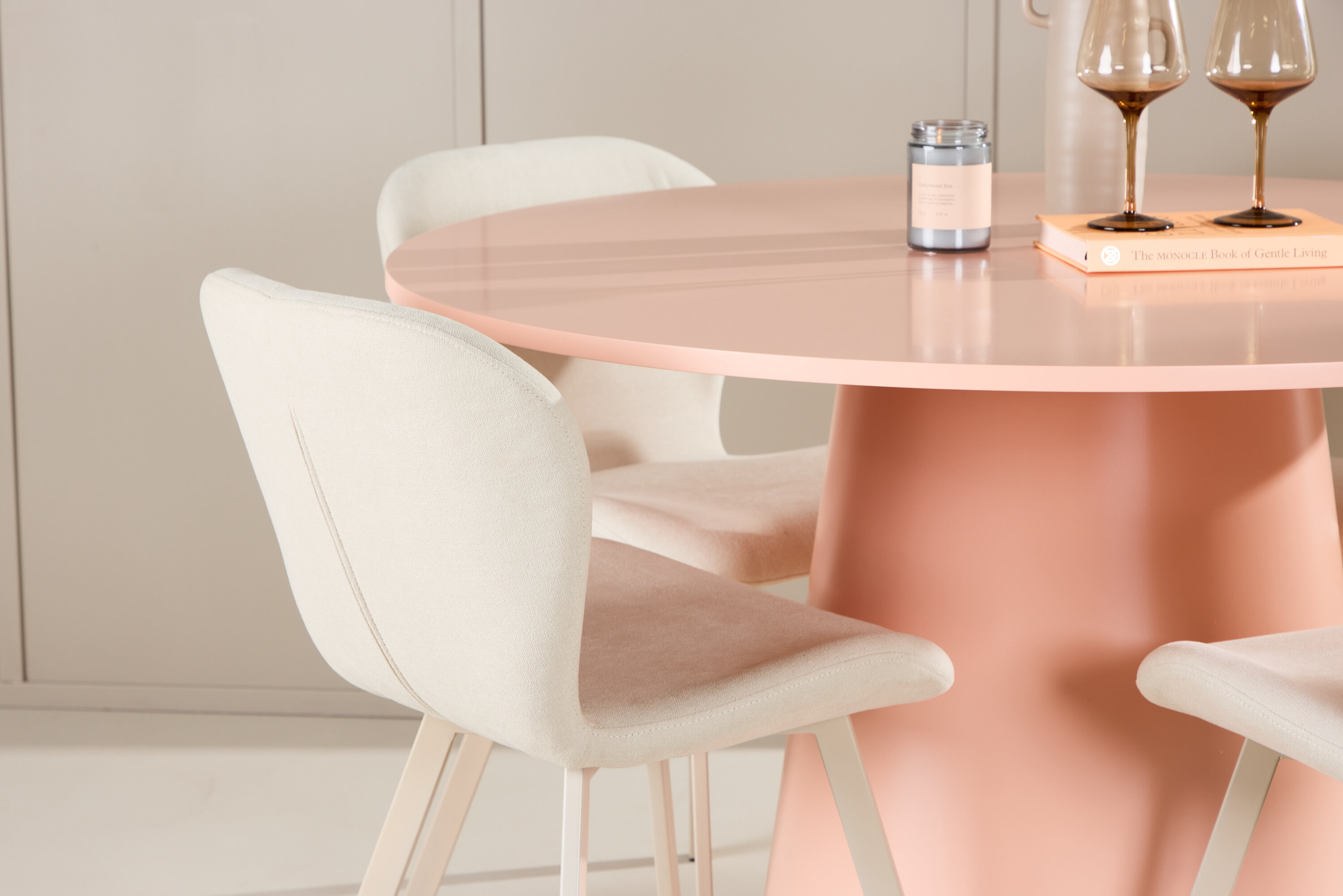 Lanzo, Lilja ensemble repas rond pêche, beige en situation dans une pièce décorée