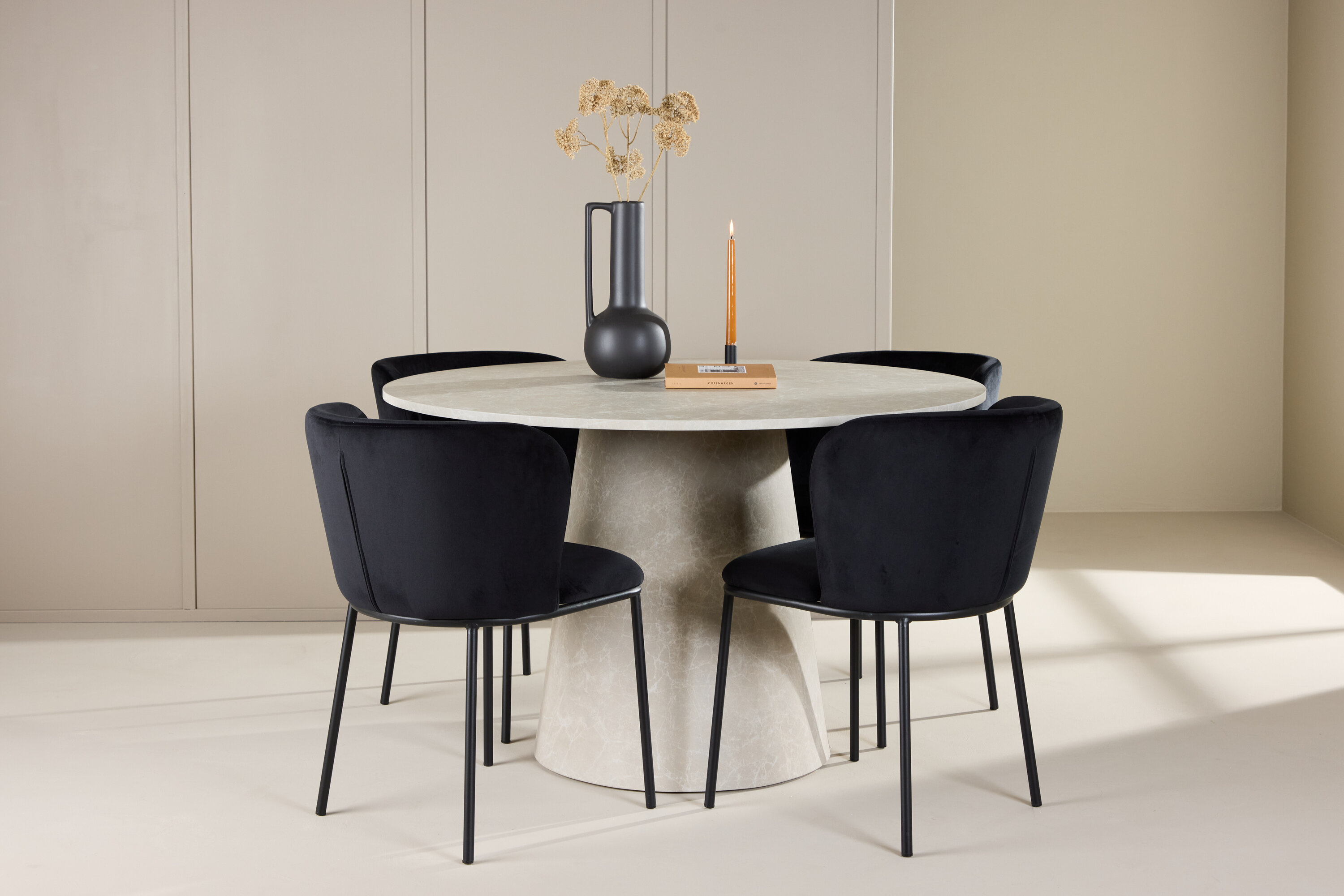 Lanzo, Edina ensemble repas rond beige, noir en situation dans une pièce décorée