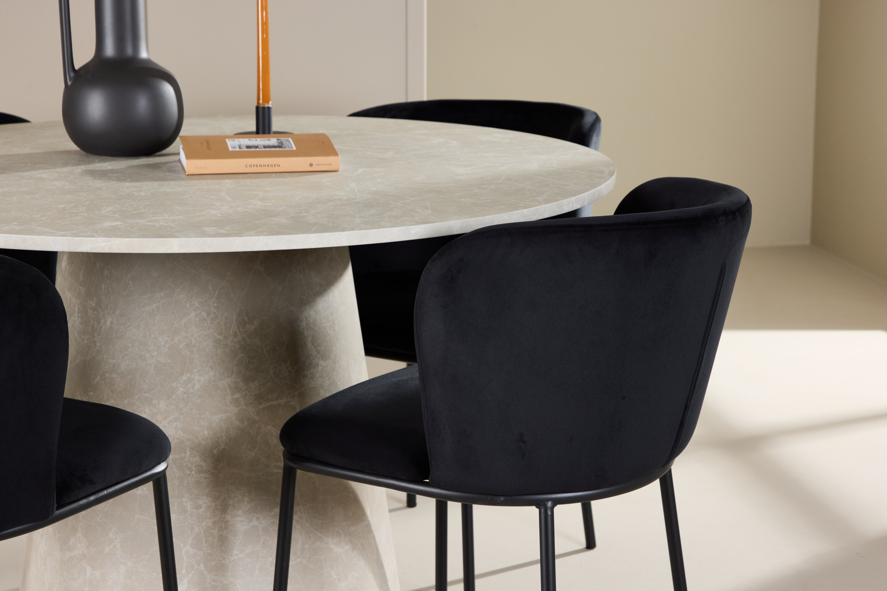 Lanzo, Edina ensemble repas rond beige, noir en situation dans une pièce décorée