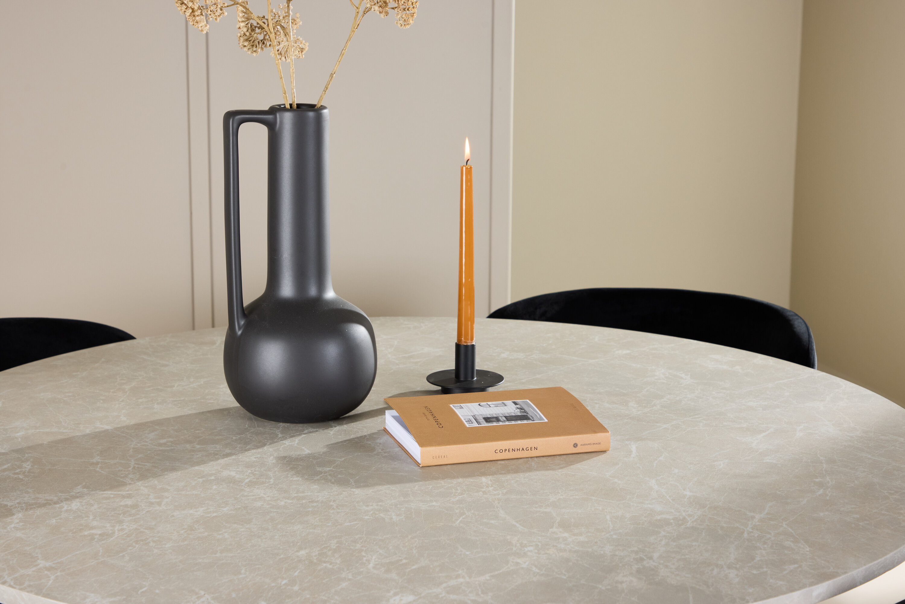 Lanzo, Edina ensemble repas rond beige, noir en situation dans une pièce décorée