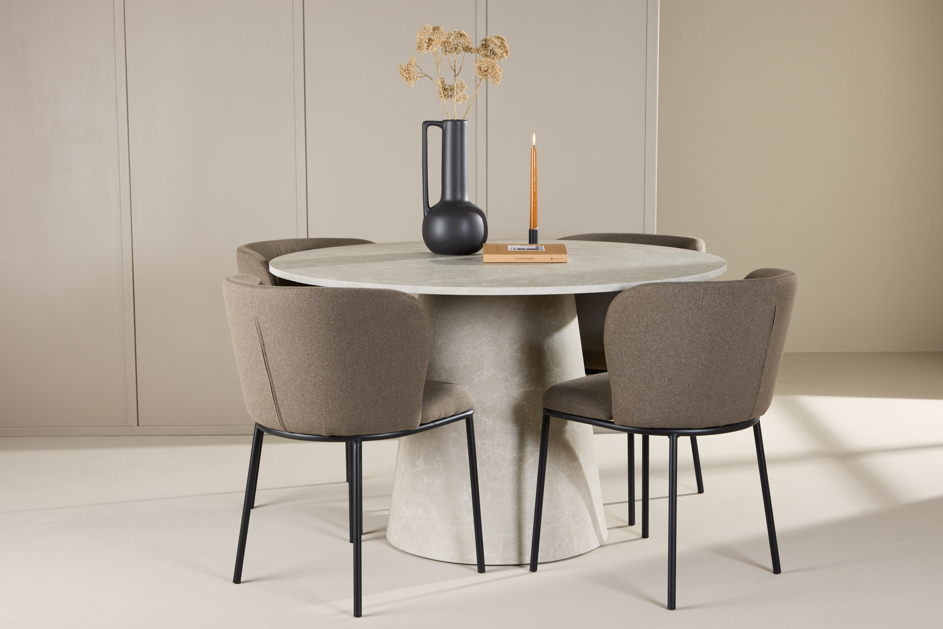 Lanzo, Edina ensemble repas rond beige, noir, marron en situation dans une pièce décorée