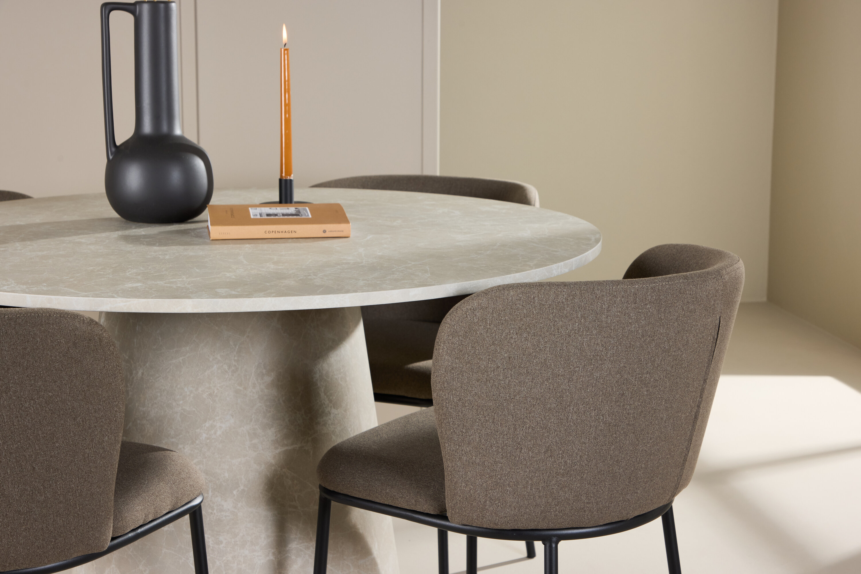 Lanzo, Edina ensemble repas rond beige, noir, marron en situation dans une pièce décorée