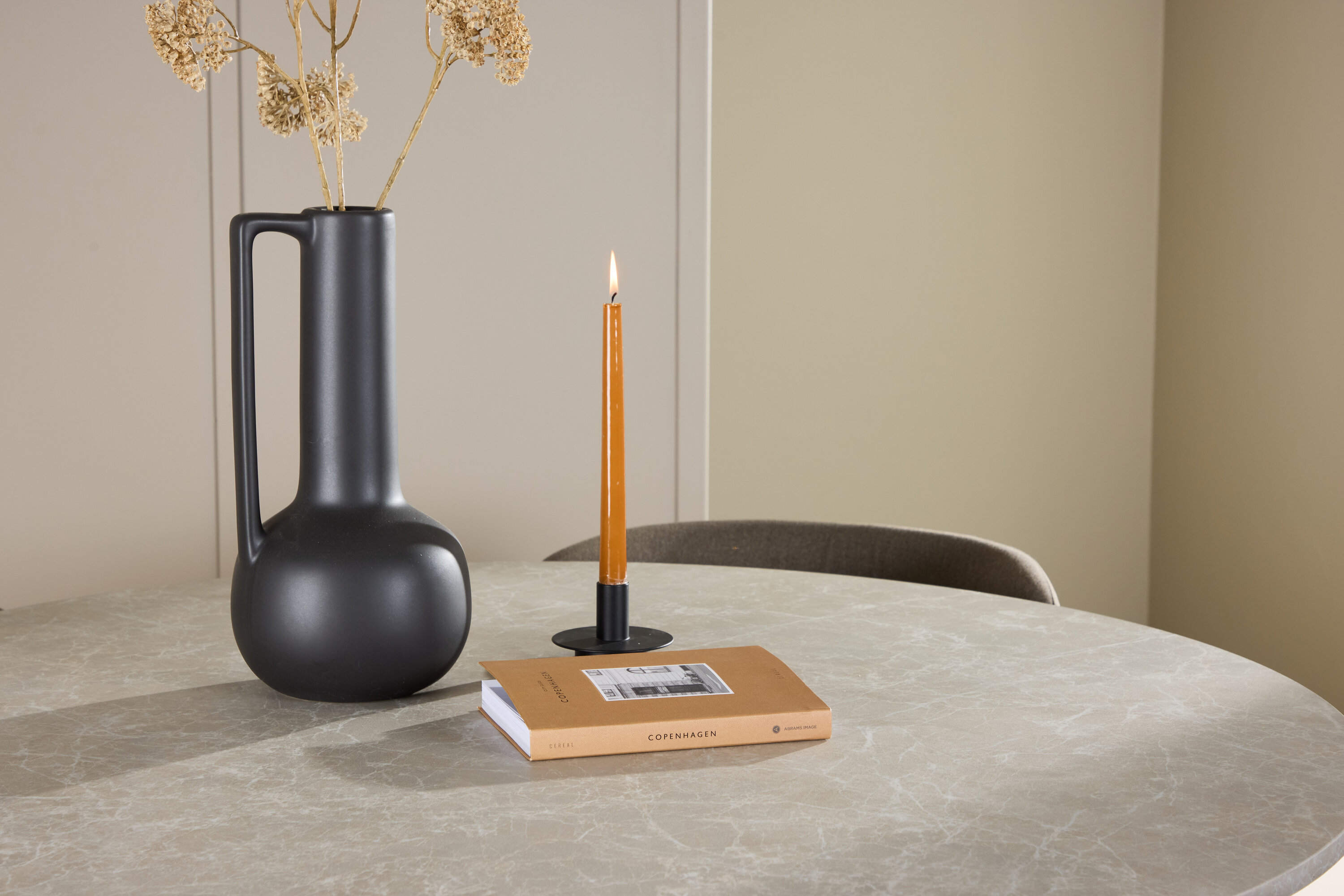 Lanzo, Edina ensemble repas rond beige, noir, marron en situation dans une pièce décorée