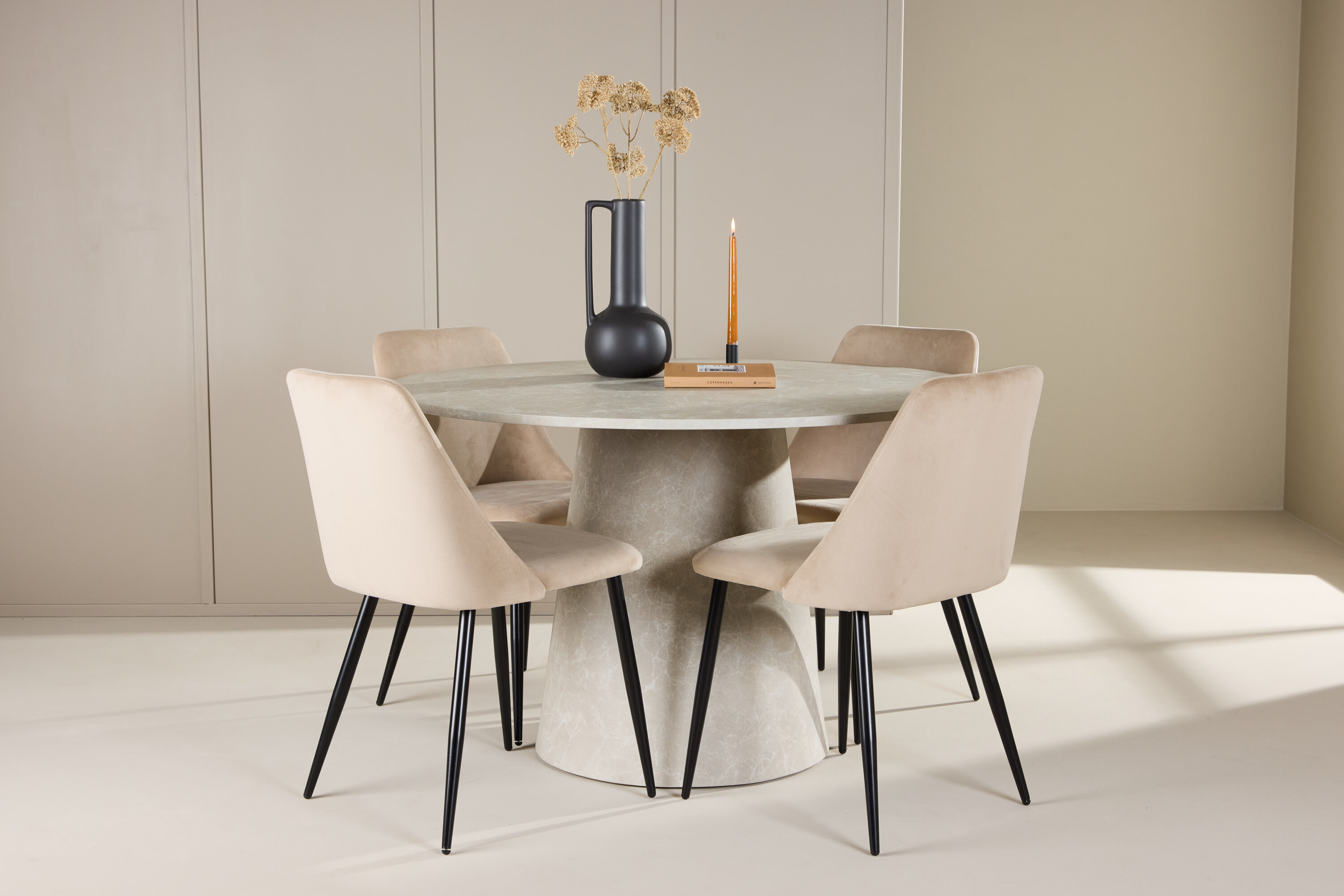 Lanzo, Night ensemble repas rond beige, noir en situation dans une pièce décorée