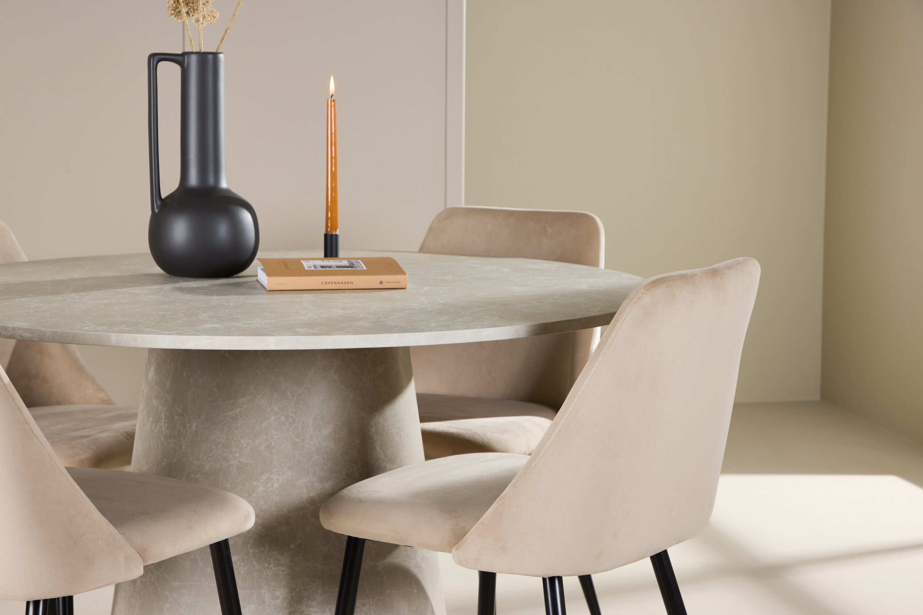 Lanzo, Night ensemble repas rond beige, noir en situation dans une pièce décorée
