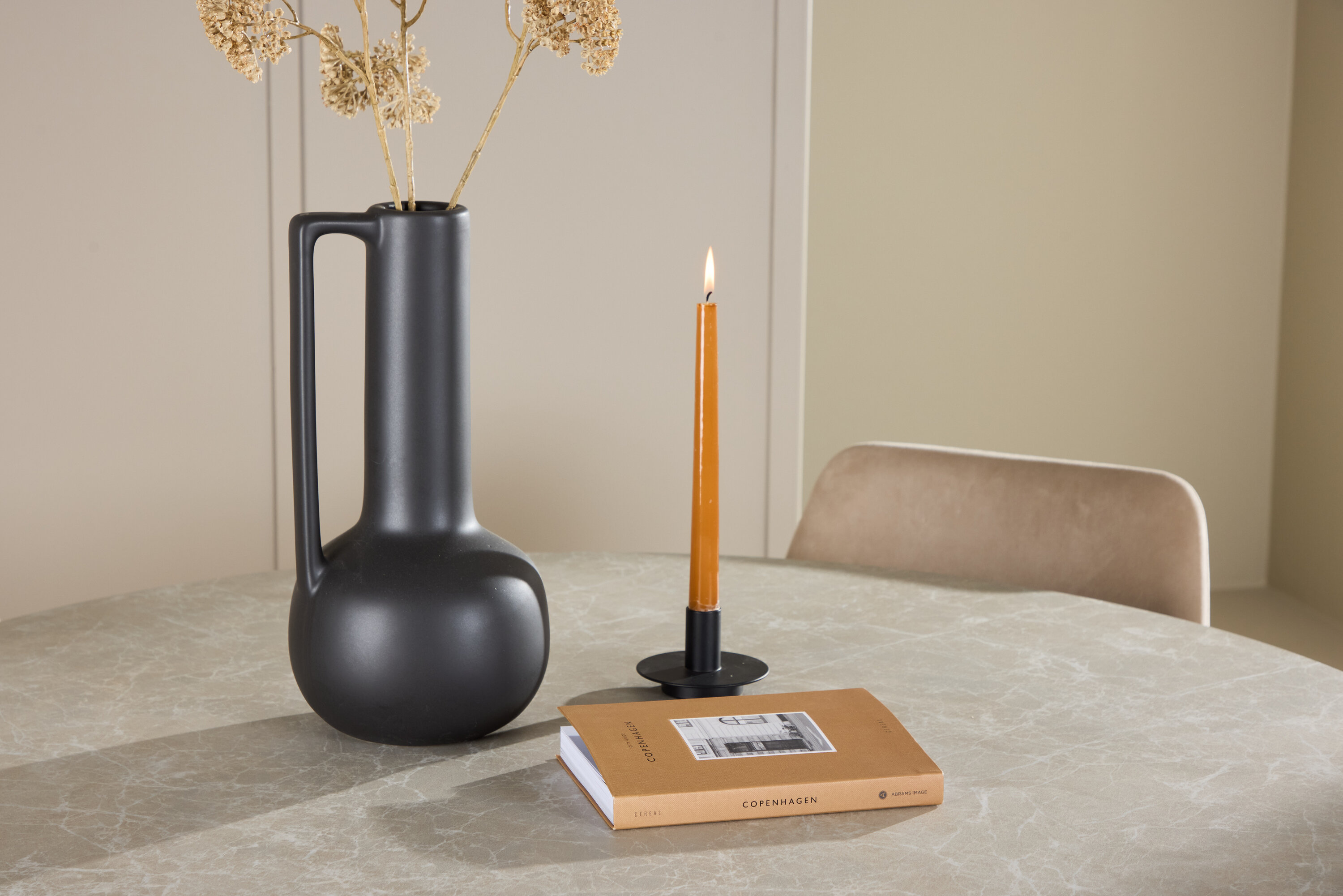 Lanzo, Night ensemble repas rond beige, noir en situation dans une pièce décorée
