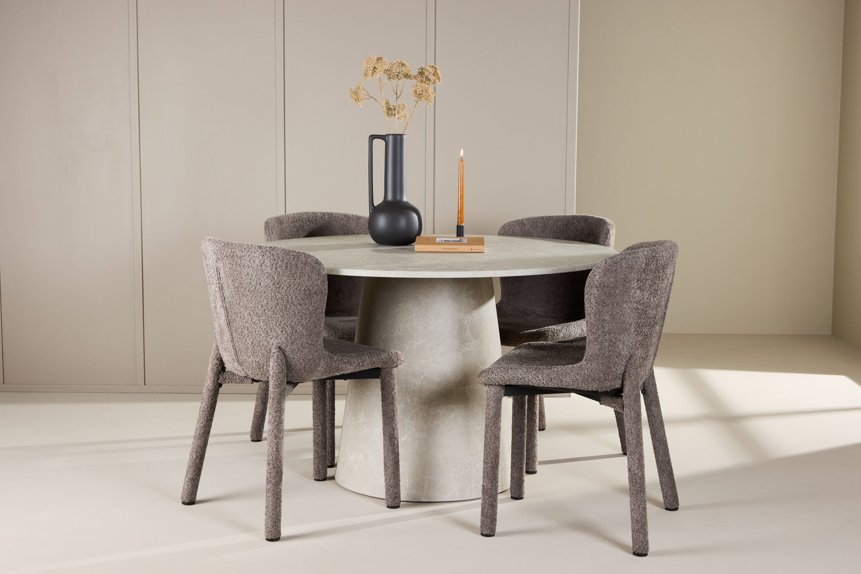 Lanzo, Astoria ensemble repas rond beige, marron en situation dans une pièce décorée